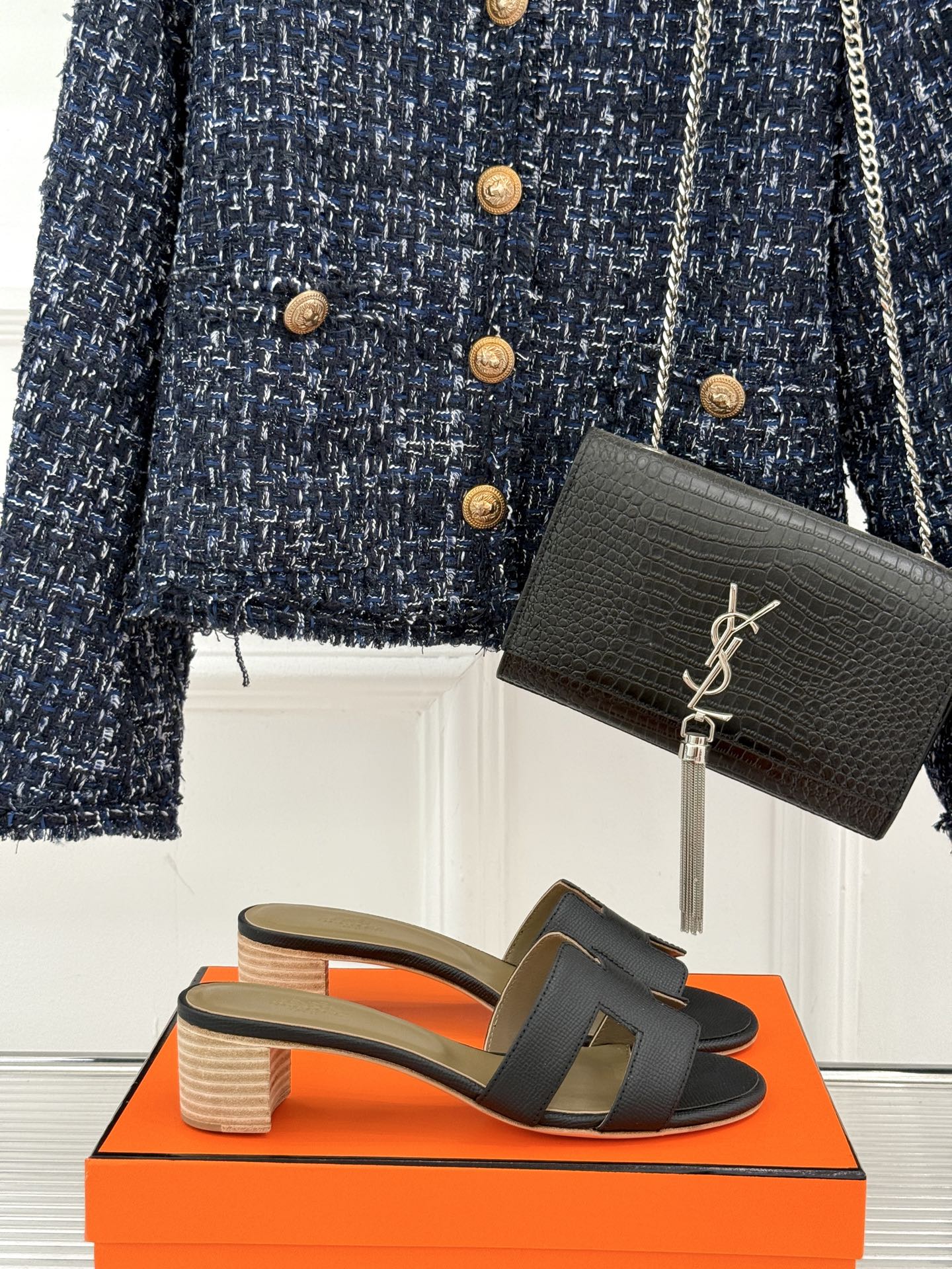 
Hermès/爱马仕经典H平底拖鞋
经典H拖 H家的拖鞋一直是拖鞋的代表款
依旧是经典的H造型 
鞋面