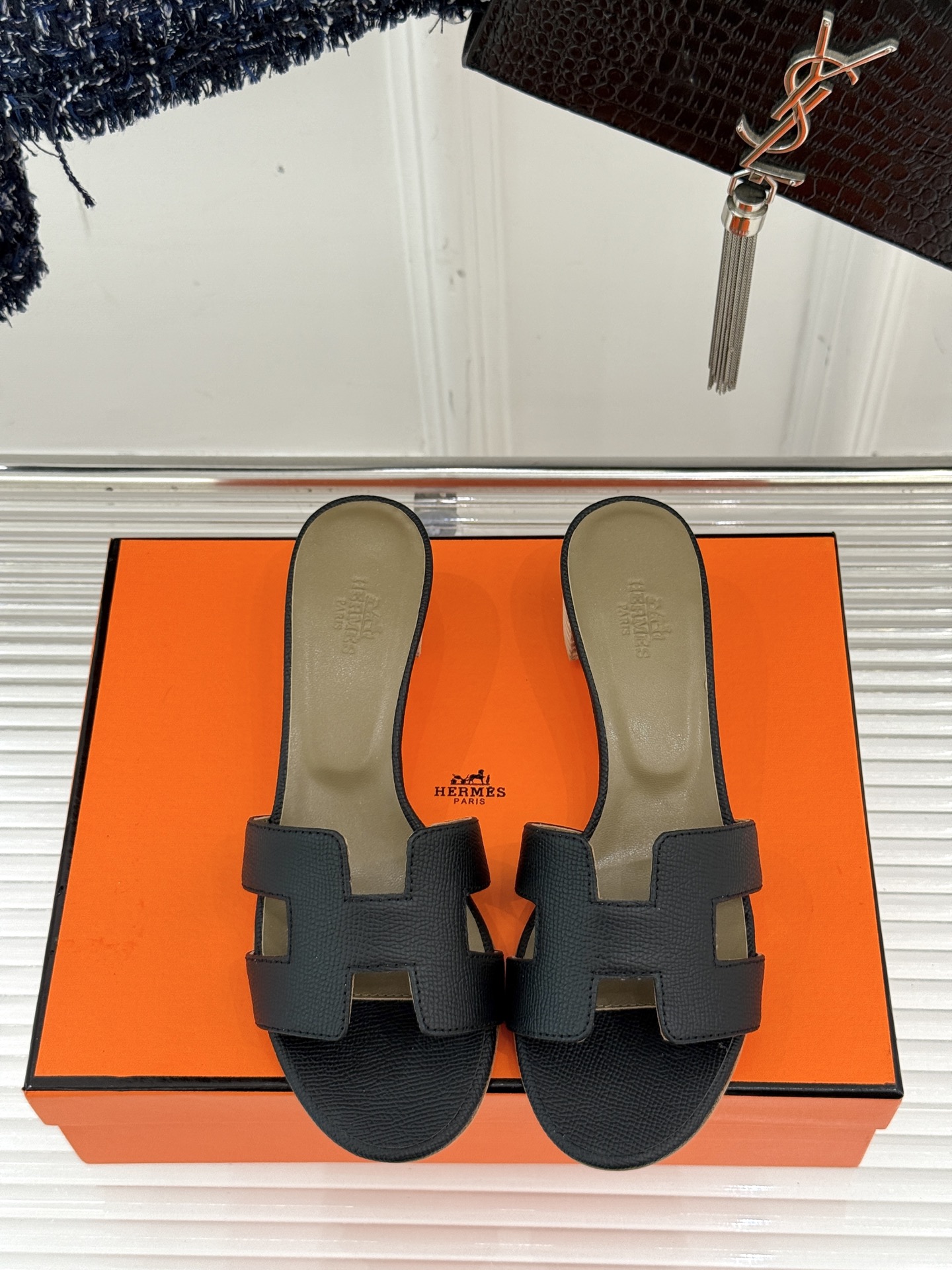 
Hermès/爱马仕经典H平底拖鞋
经典H拖 H家的拖鞋一直是拖鞋的代表款
依旧是经典的H造型 
鞋面