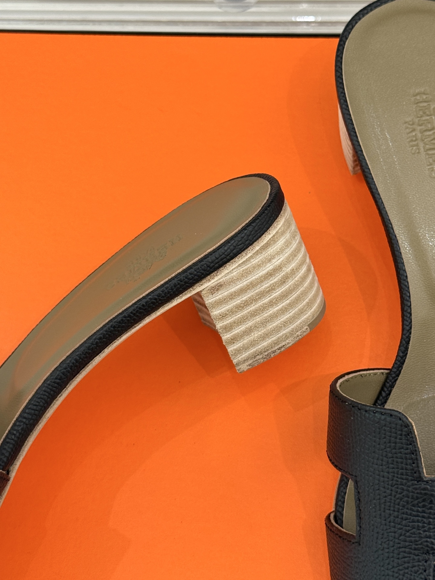 
Hermès/爱马仕经典H平底拖鞋
经典H拖 H家的拖鞋一直是拖鞋的代表款
依旧是经典的H造型 
鞋面