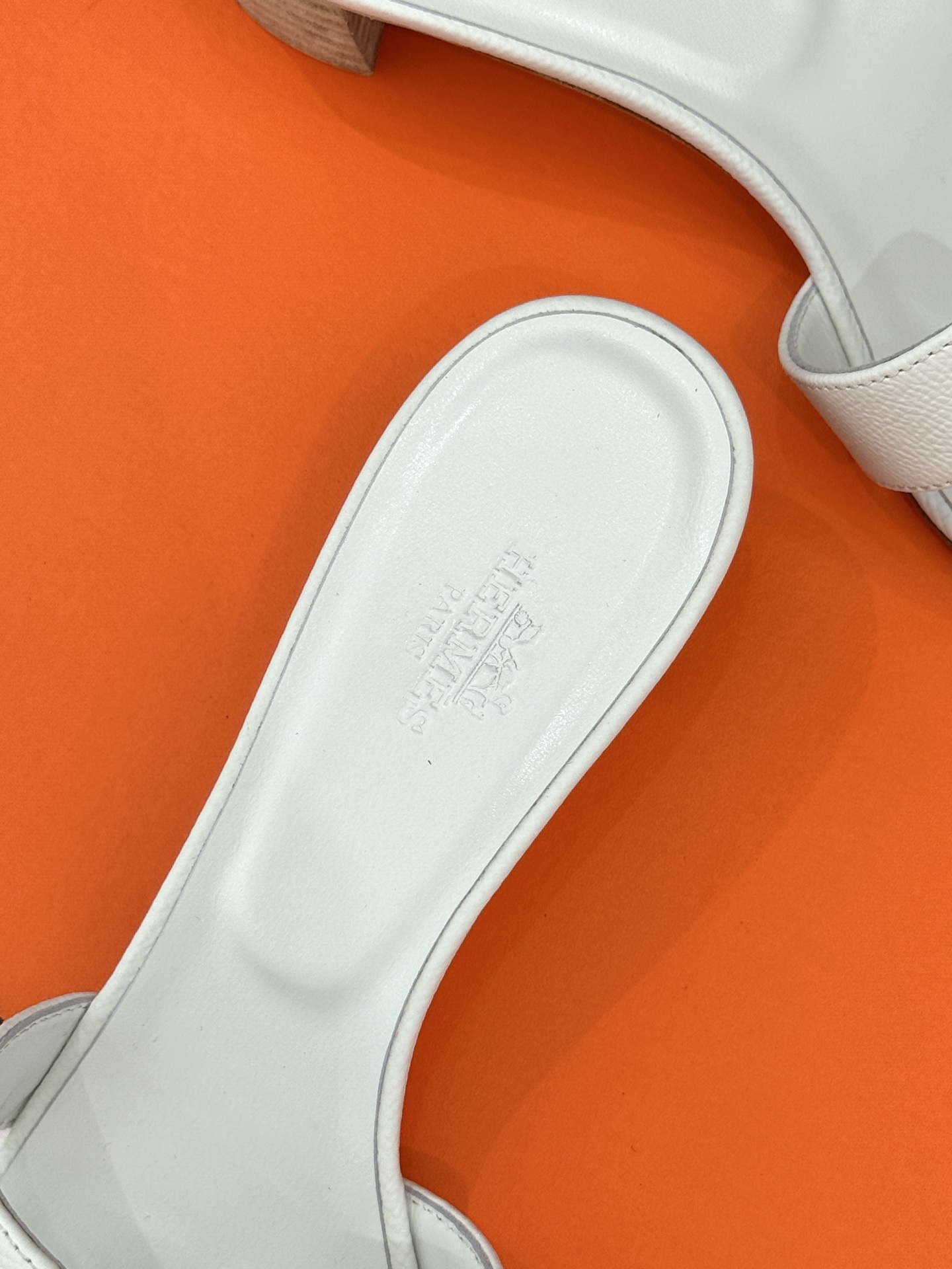 
Hermès/爱马仕经典H平底拖鞋
经典H拖 H家的拖鞋一直是拖鞋的代表款
依旧是经典的H造型 
鞋面
