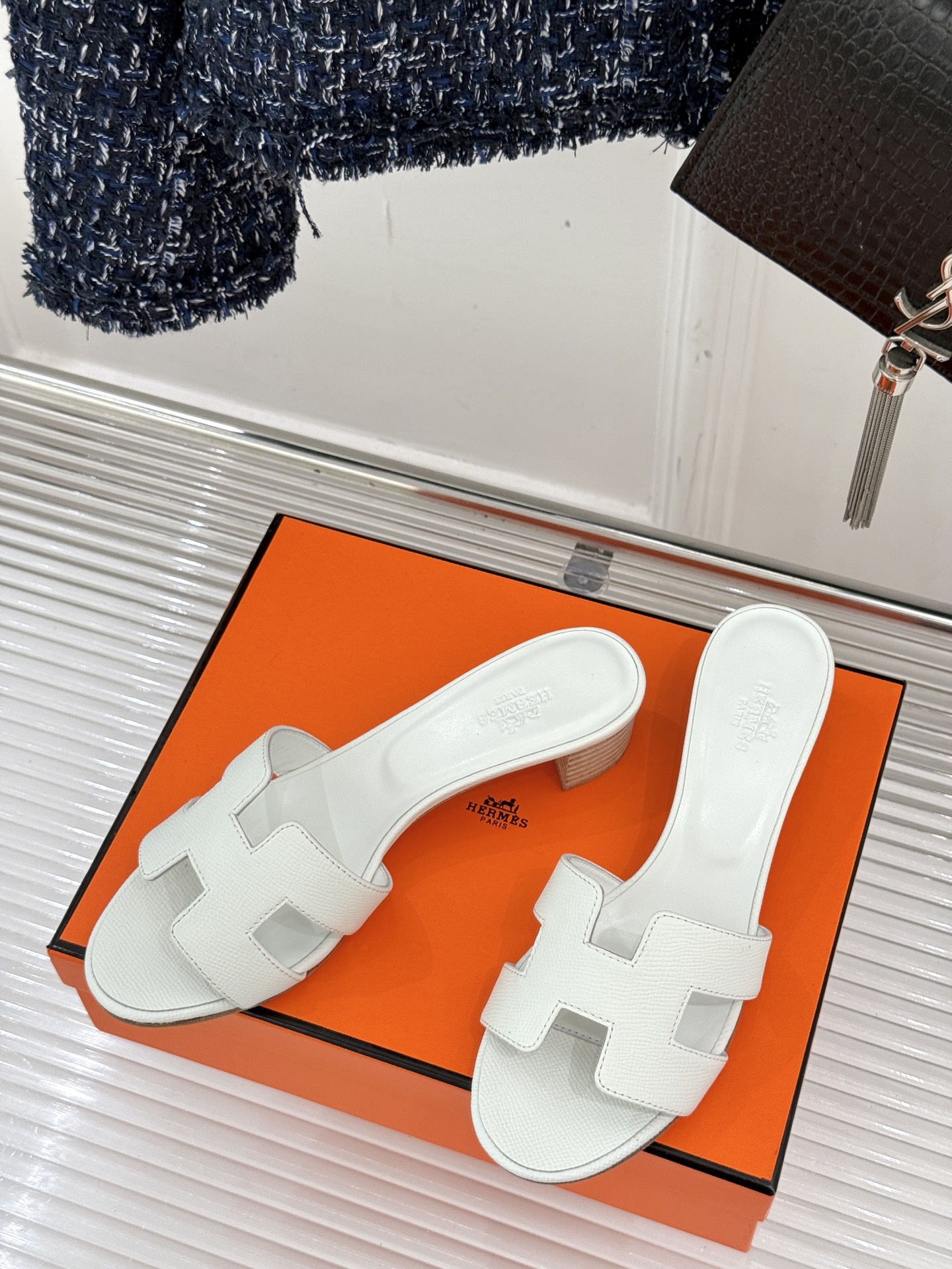 
Hermès/爱马仕经典H平底拖鞋
经典H拖 H家的拖鞋一直是拖鞋的代表款
依旧是经典的H造型 
鞋面