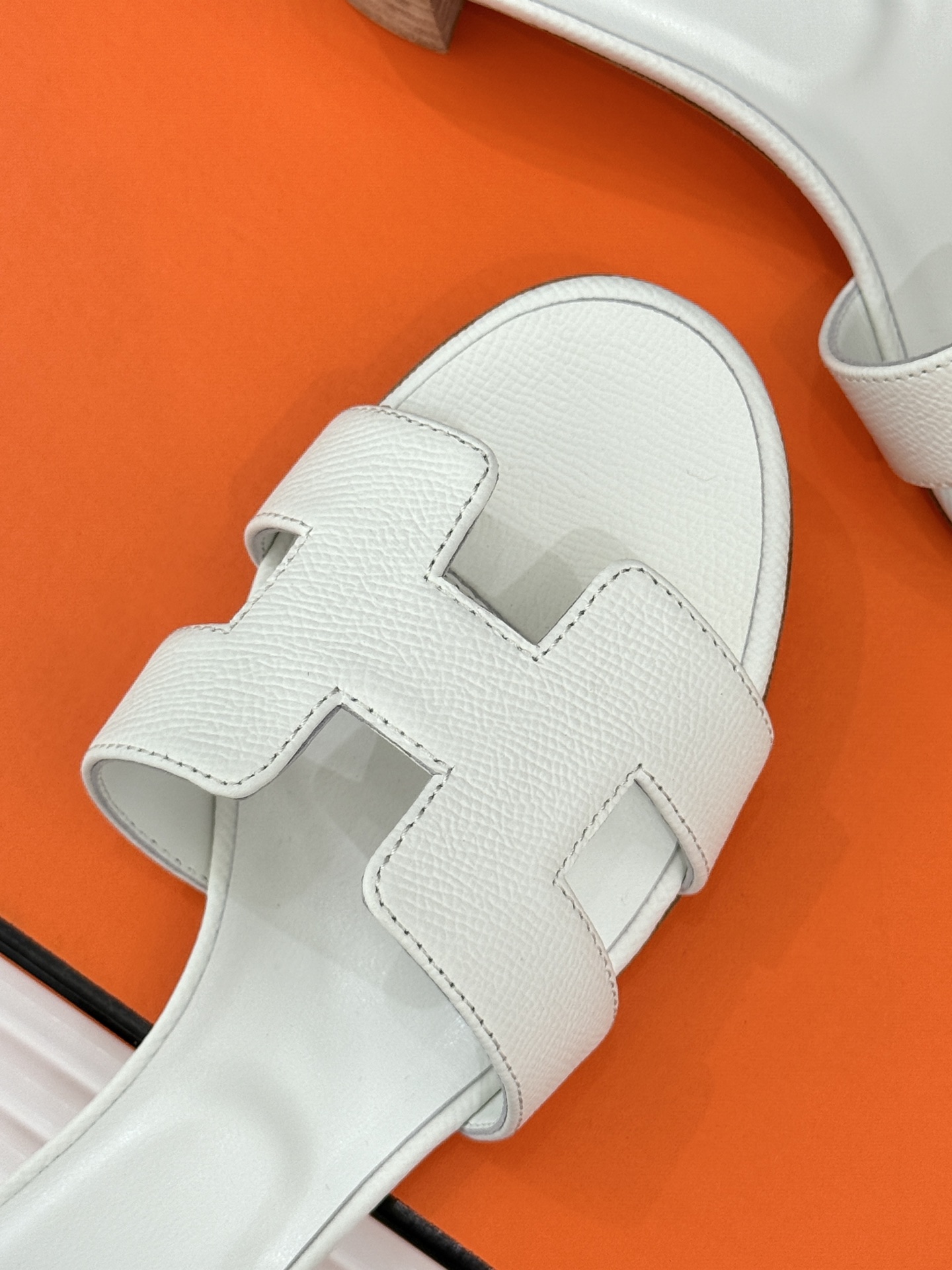 
Hermès/爱马仕经典H平底拖鞋
经典H拖 H家的拖鞋一直是拖鞋的代表款
依旧是经典的H造型 
鞋面