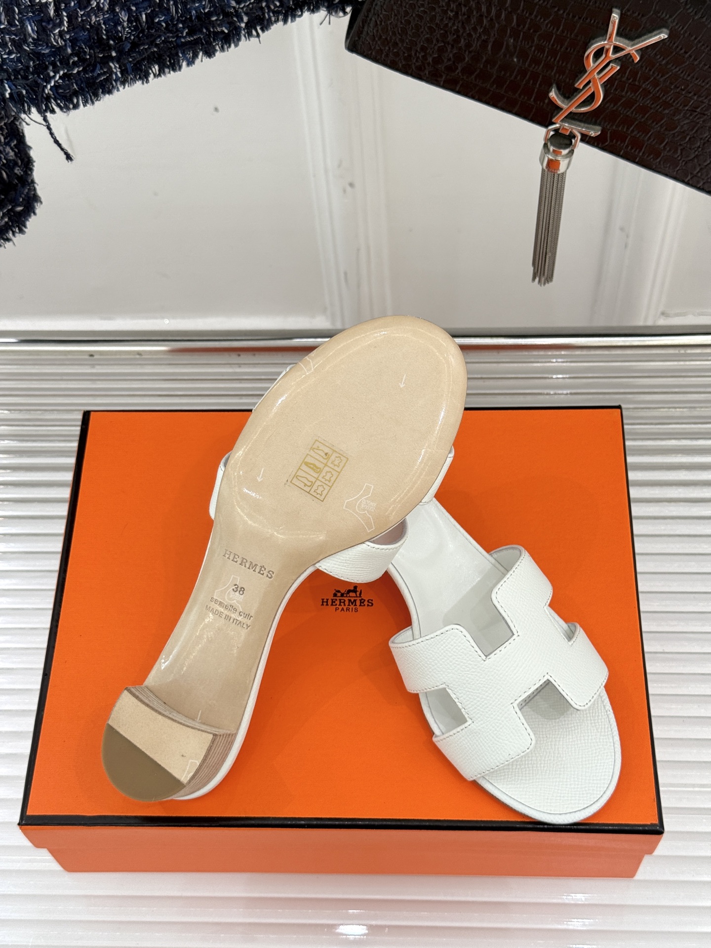 
Hermès/爱马仕经典H平底拖鞋
经典H拖 H家的拖鞋一直是拖鞋的代表款
依旧是经典的H造型 
鞋面