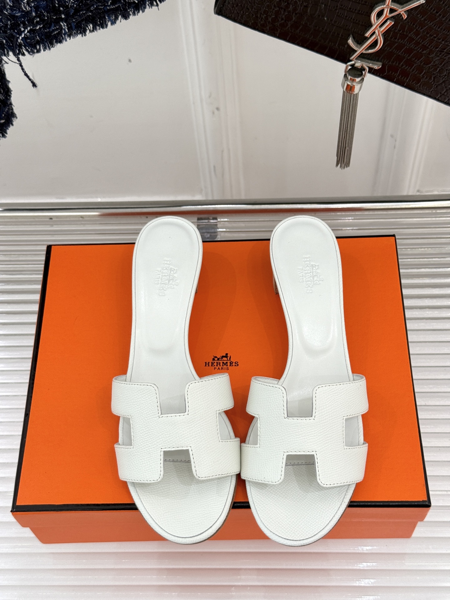 
Hermès/爱马仕经典H平底拖鞋
经典H拖 H家的拖鞋一直是拖鞋的代表款
依旧是经典的H造型 
鞋面