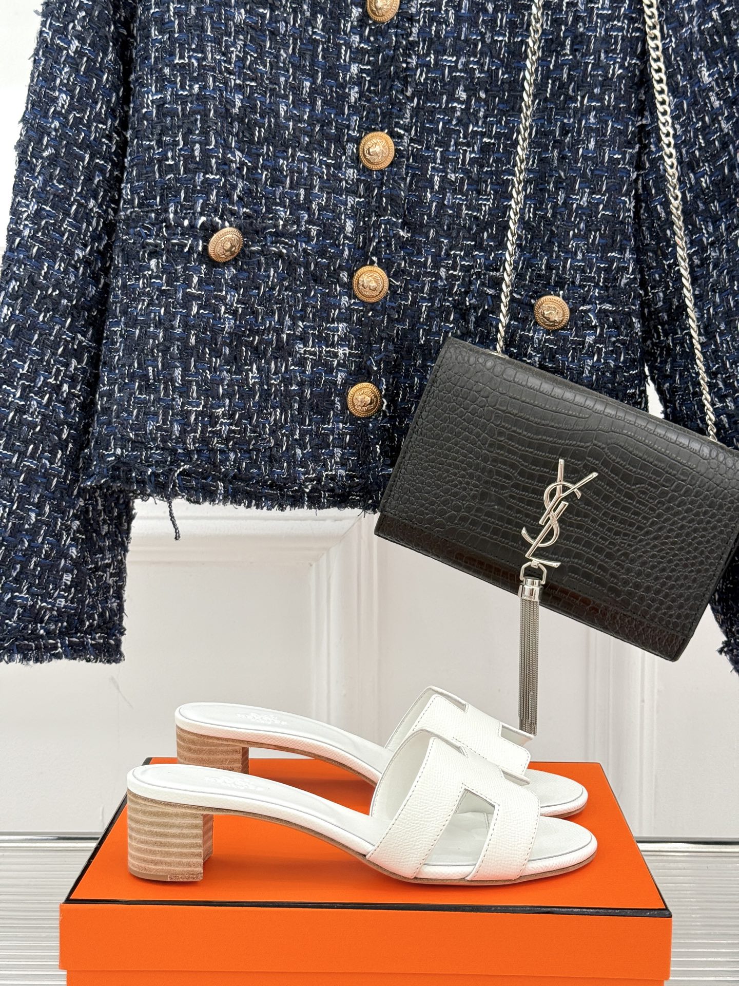 
Hermès/爱马仕经典H平底拖鞋
经典H拖 H家的拖鞋一直是拖鞋的代表款
依旧是经典的H造型 
鞋面