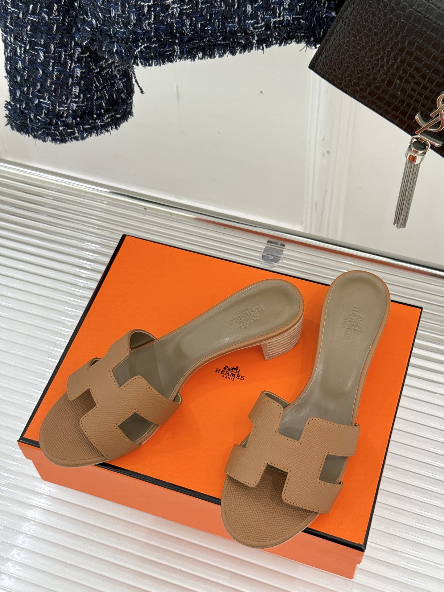 
Hermès/爱马仕经典H平底拖鞋
经典H拖 H家的拖鞋一直是拖鞋的代表款
依旧是经典的H造型 
鞋面