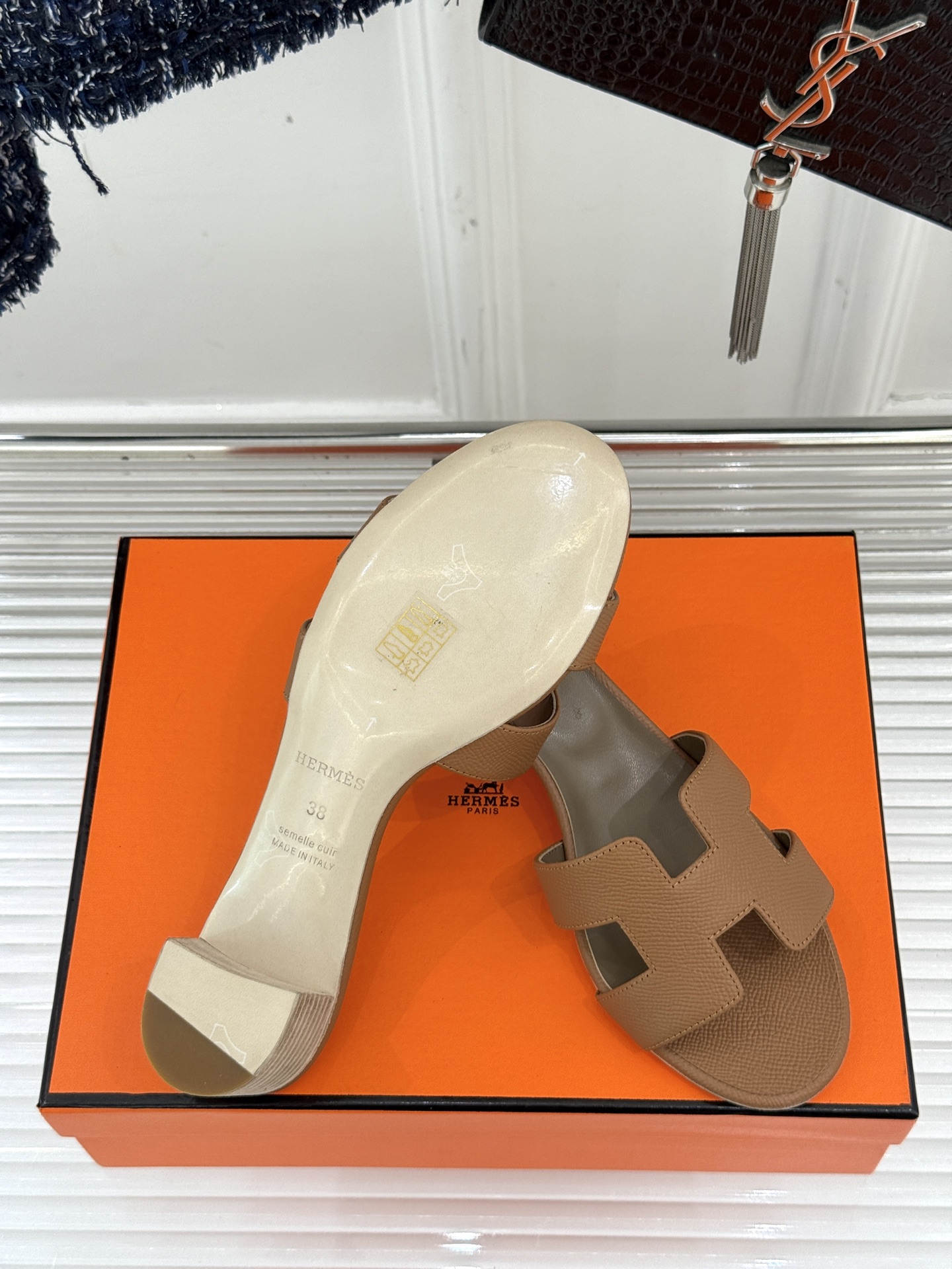 
Hermès/爱马仕经典H平底拖鞋
经典H拖 H家的拖鞋一直是拖鞋的代表款
依旧是经典的H造型 
鞋面