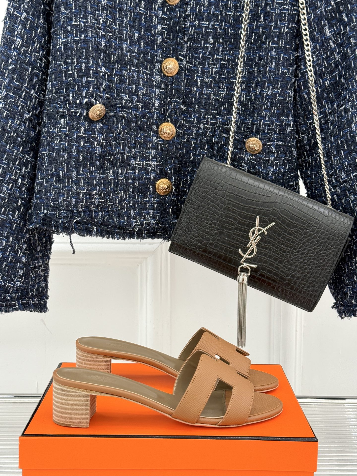 
Hermès/爱马仕经典H平底拖鞋
经典H拖 H家的拖鞋一直是拖鞋的代表款
依旧是经典的H造型 
鞋面
