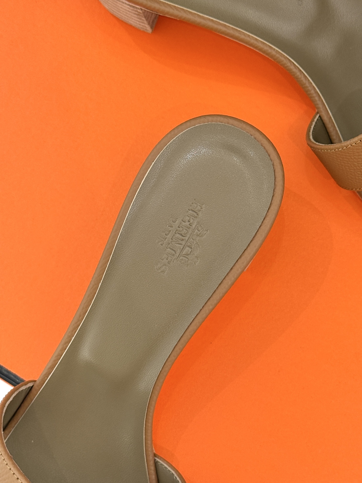 
Hermès/爱马仕经典H平底拖鞋
经典H拖 H家的拖鞋一直是拖鞋的代表款
依旧是经典的H造型 
鞋面