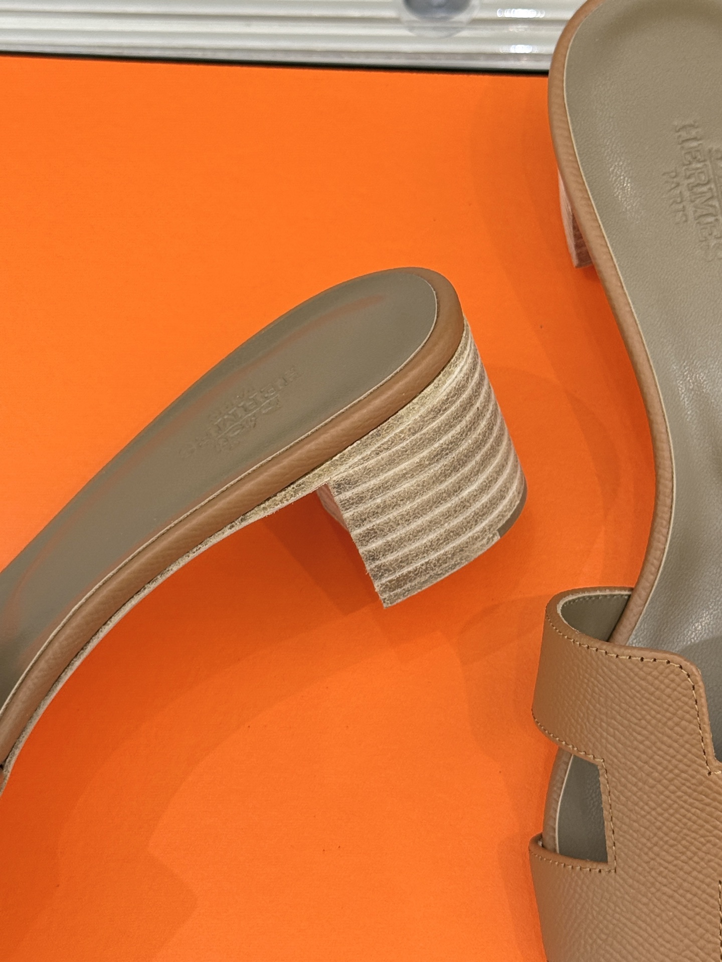 
Hermès/爱马仕经典H平底拖鞋
经典H拖 H家的拖鞋一直是拖鞋的代表款
依旧是经典的H造型 
鞋面