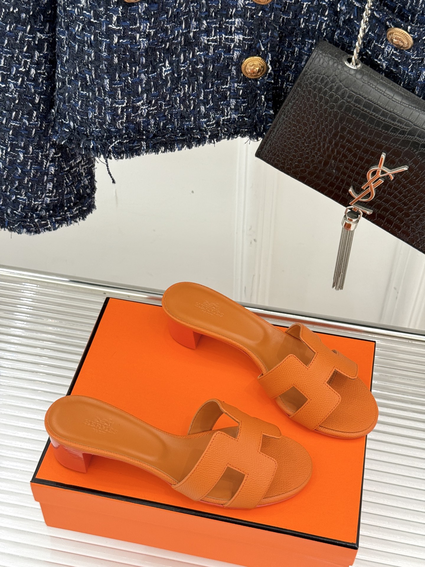 
Hermès/爱马仕经典H平底拖鞋
经典H拖 H家的拖鞋一直是拖鞋的代表款
依旧是经典的H造型 
鞋面