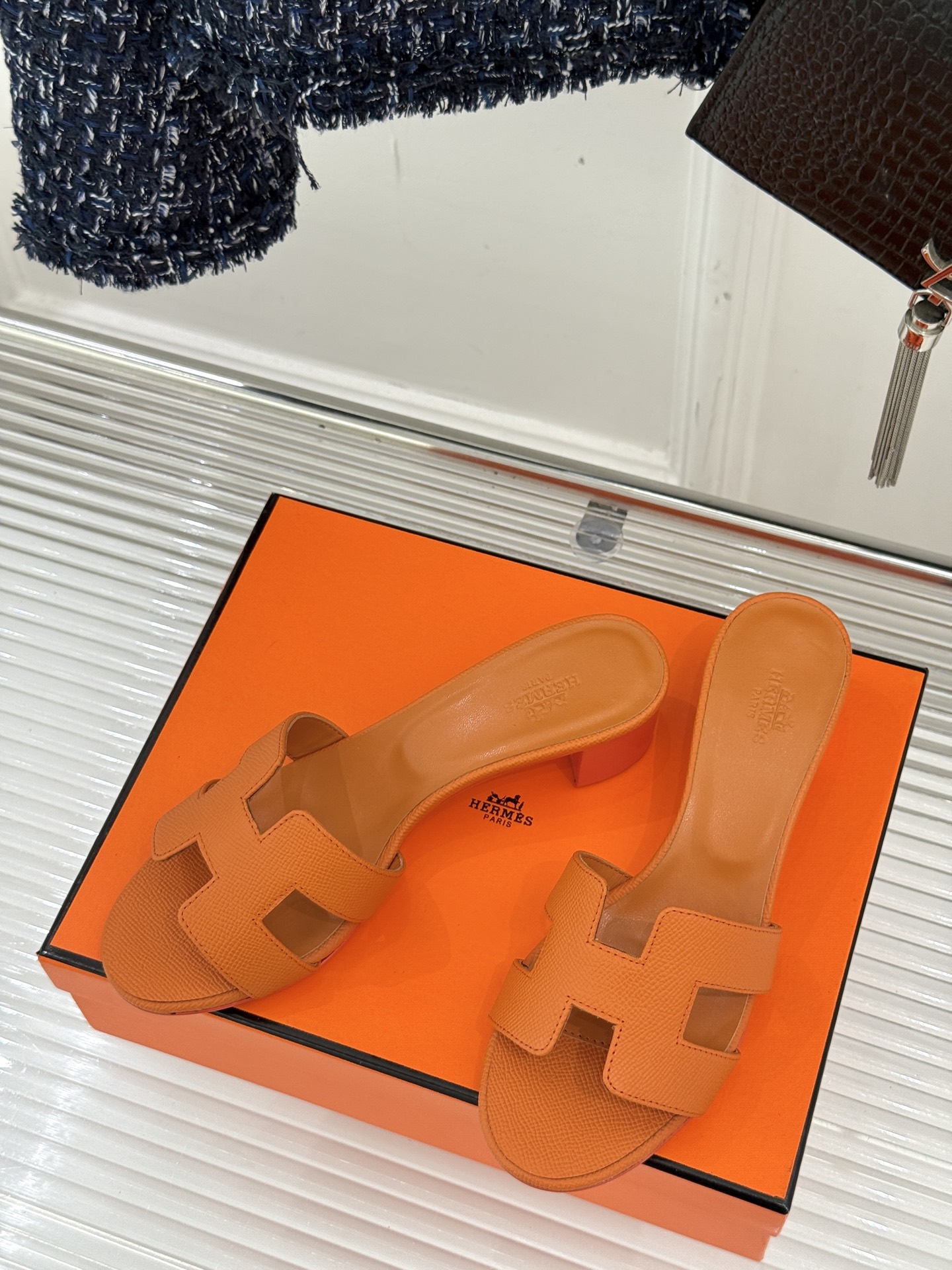 
Hermès/爱马仕经典H平底拖鞋
经典H拖 H家的拖鞋一直是拖鞋的代表款
依旧是经典的H造型 
鞋面