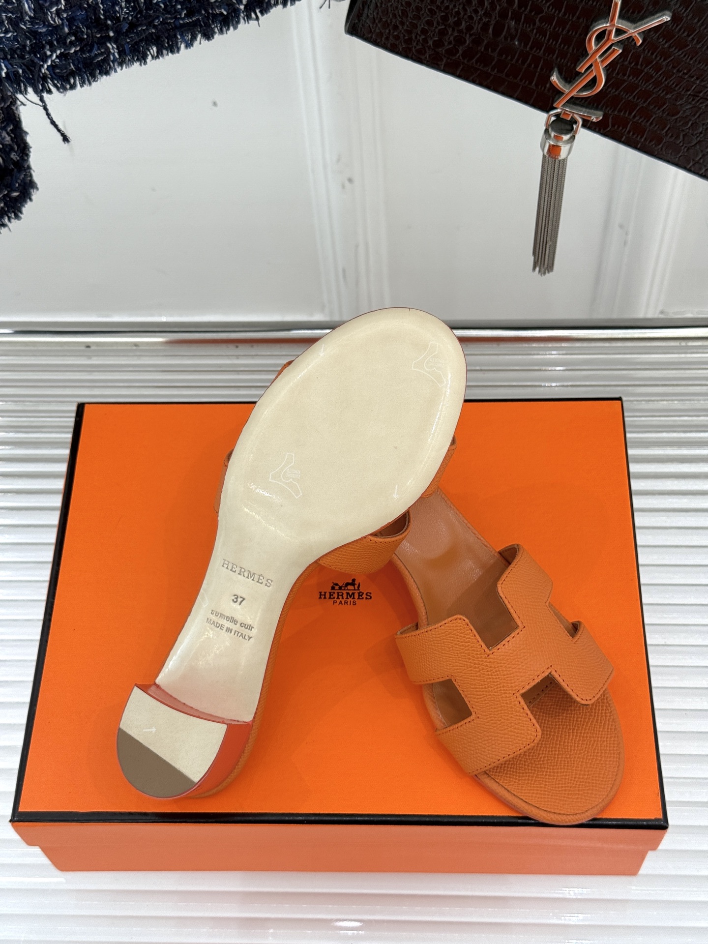 
Hermès/爱马仕经典H平底拖鞋
经典H拖 H家的拖鞋一直是拖鞋的代表款
依旧是经典的H造型 
鞋面
