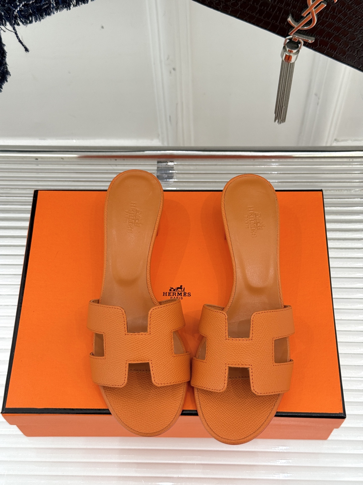 
Hermès/爱马仕经典H平底拖鞋
经典H拖 H家的拖鞋一直是拖鞋的代表款
依旧是经典的H造型 
鞋面