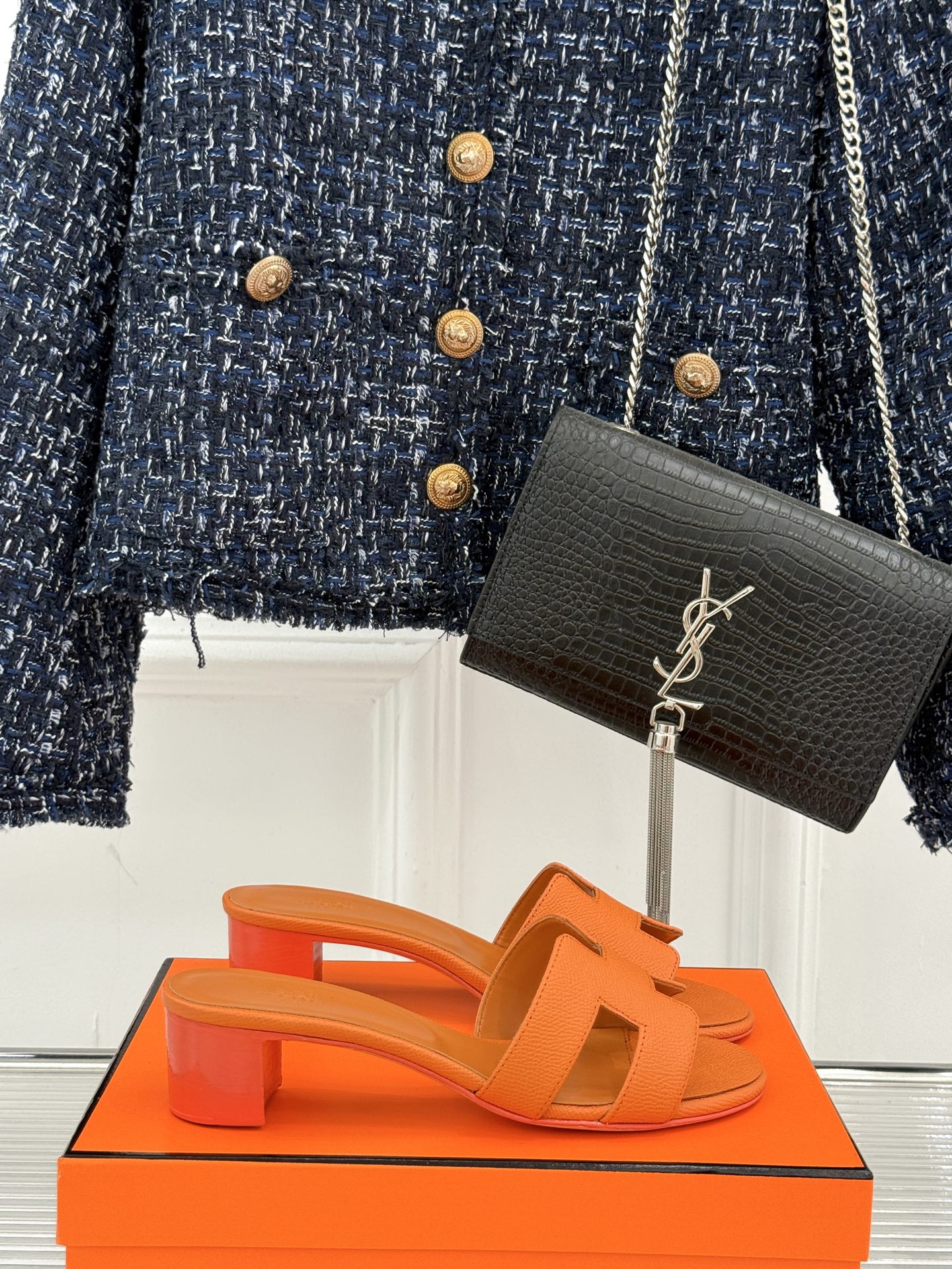 
Hermès/爱马仕经典H平底拖鞋
经典H拖 H家的拖鞋一直是拖鞋的代表款
依旧是经典的H造型 
鞋面