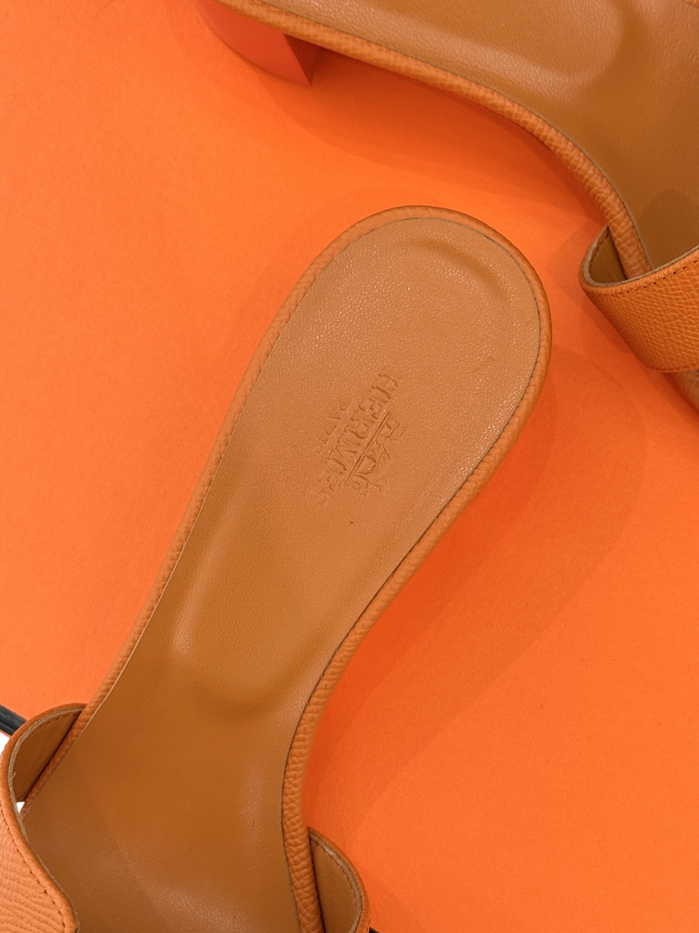 
Hermès/爱马仕经典H平底拖鞋
经典H拖 H家的拖鞋一直是拖鞋的代表款
依旧是经典的H造型 
鞋面