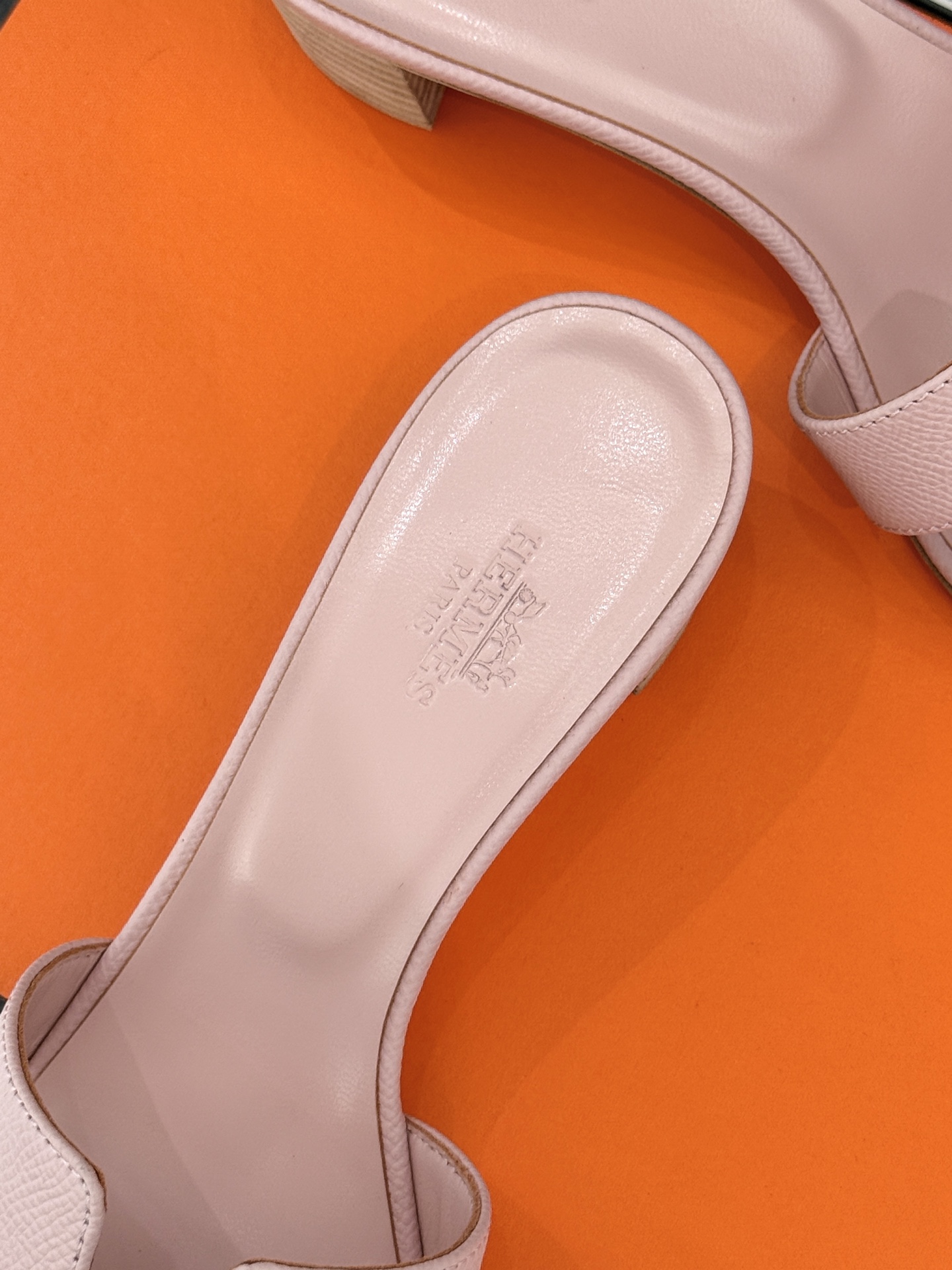 
Hermès/爱马仕经典H平底拖鞋
经典H拖 H家的拖鞋一直是拖鞋的代表款
依旧是经典的H造型 
鞋面