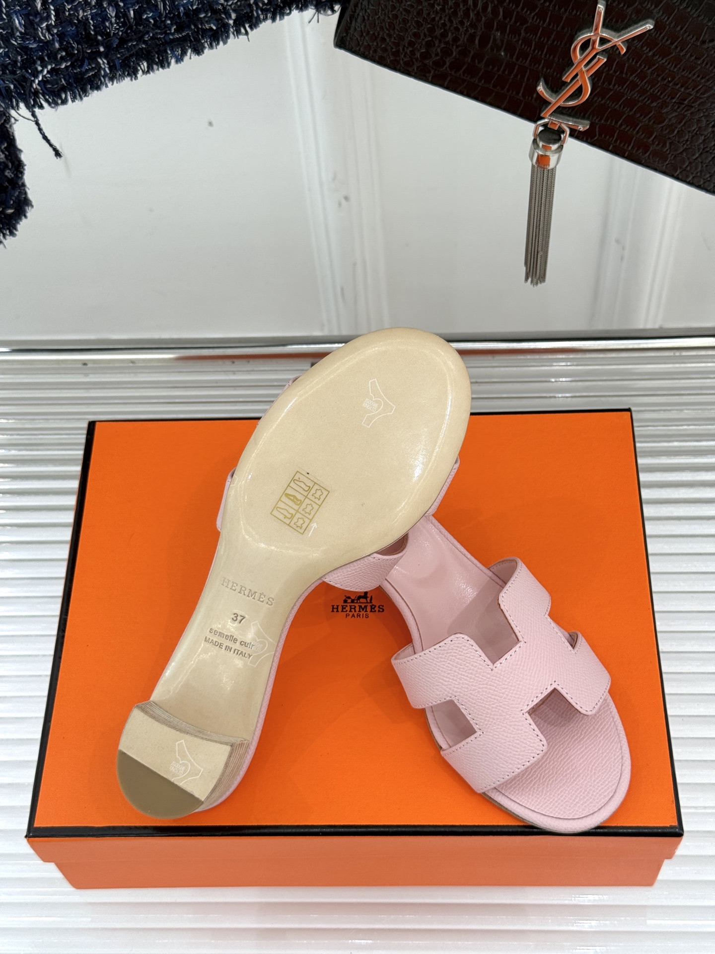 
Hermès/爱马仕经典H平底拖鞋
经典H拖 H家的拖鞋一直是拖鞋的代表款
依旧是经典的H造型 
鞋面