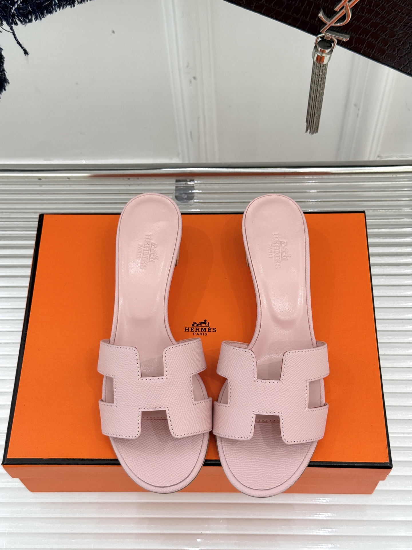 
Hermès/爱马仕经典H平底拖鞋
经典H拖 H家的拖鞋一直是拖鞋的代表款
依旧是经典的H造型 
鞋面