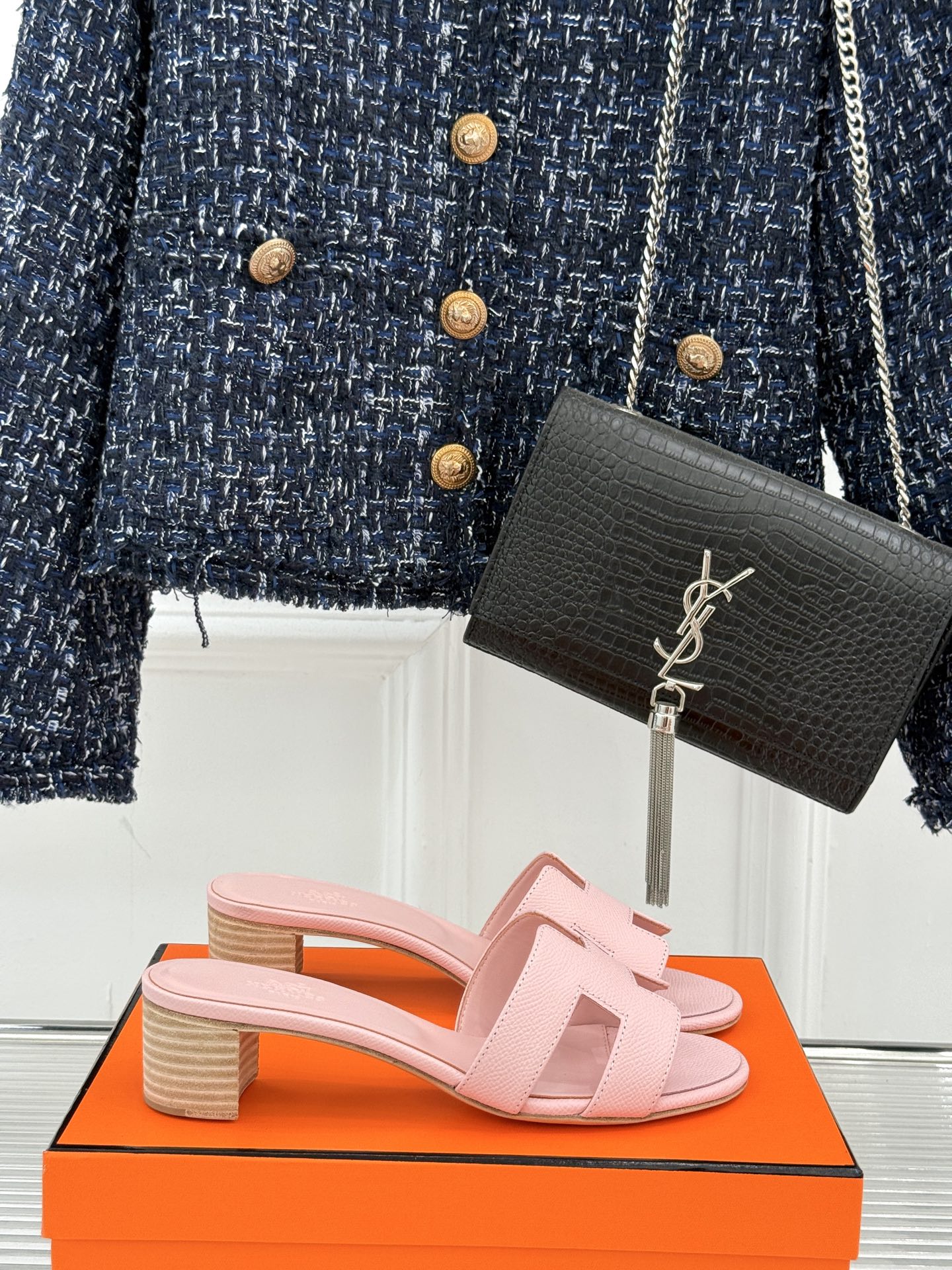 
Hermès/爱马仕经典H平底拖鞋
经典H拖 H家的拖鞋一直是拖鞋的代表款
依旧是经典的H造型 
鞋面