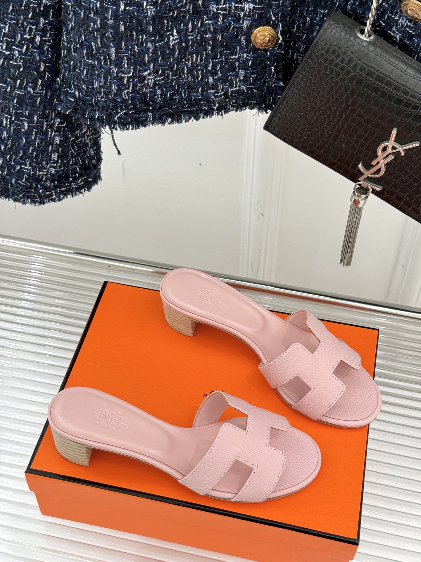 
Hermès/爱马仕经典H平底拖鞋
经典H拖 H家的拖鞋一直是拖鞋的代表款
依旧是经典的H造型 
鞋面