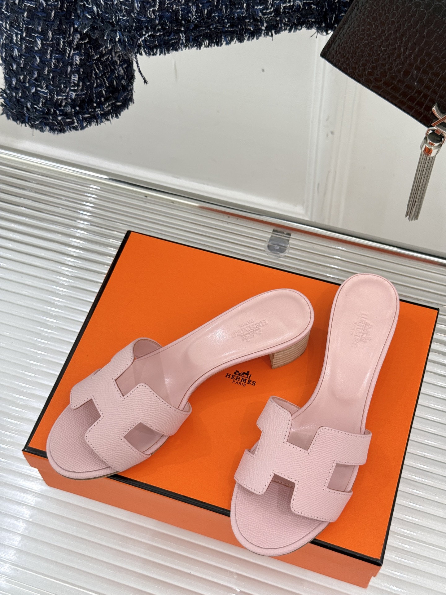 
Hermès/爱马仕经典H平底拖鞋
经典H拖 H家的拖鞋一直是拖鞋的代表款
依旧是经典的H造型 
鞋面