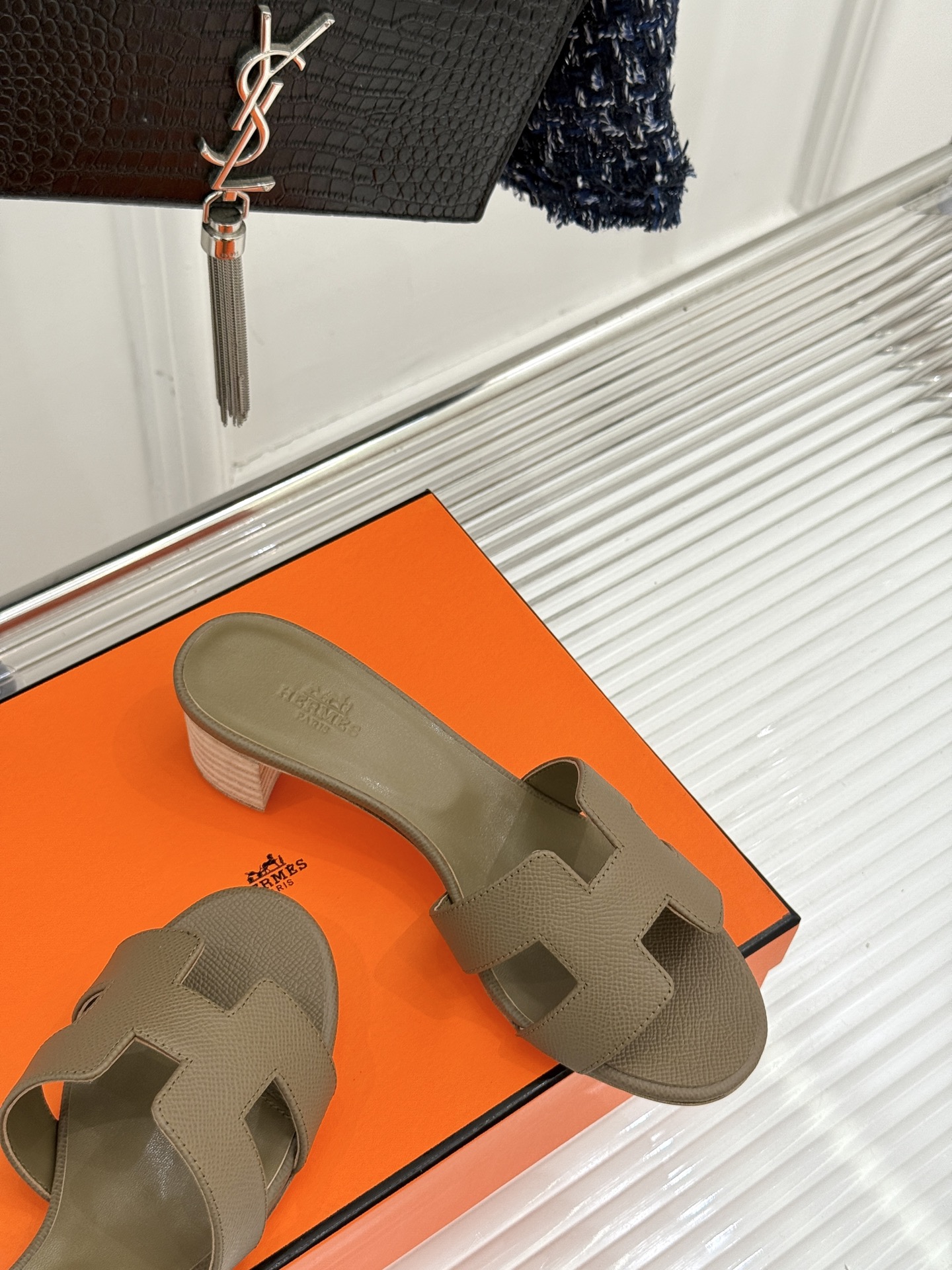 
Hermès/爱马仕经典H平底拖鞋
经典H拖 H家的拖鞋一直是拖鞋的代表款
依旧是经典的H造型 
鞋面