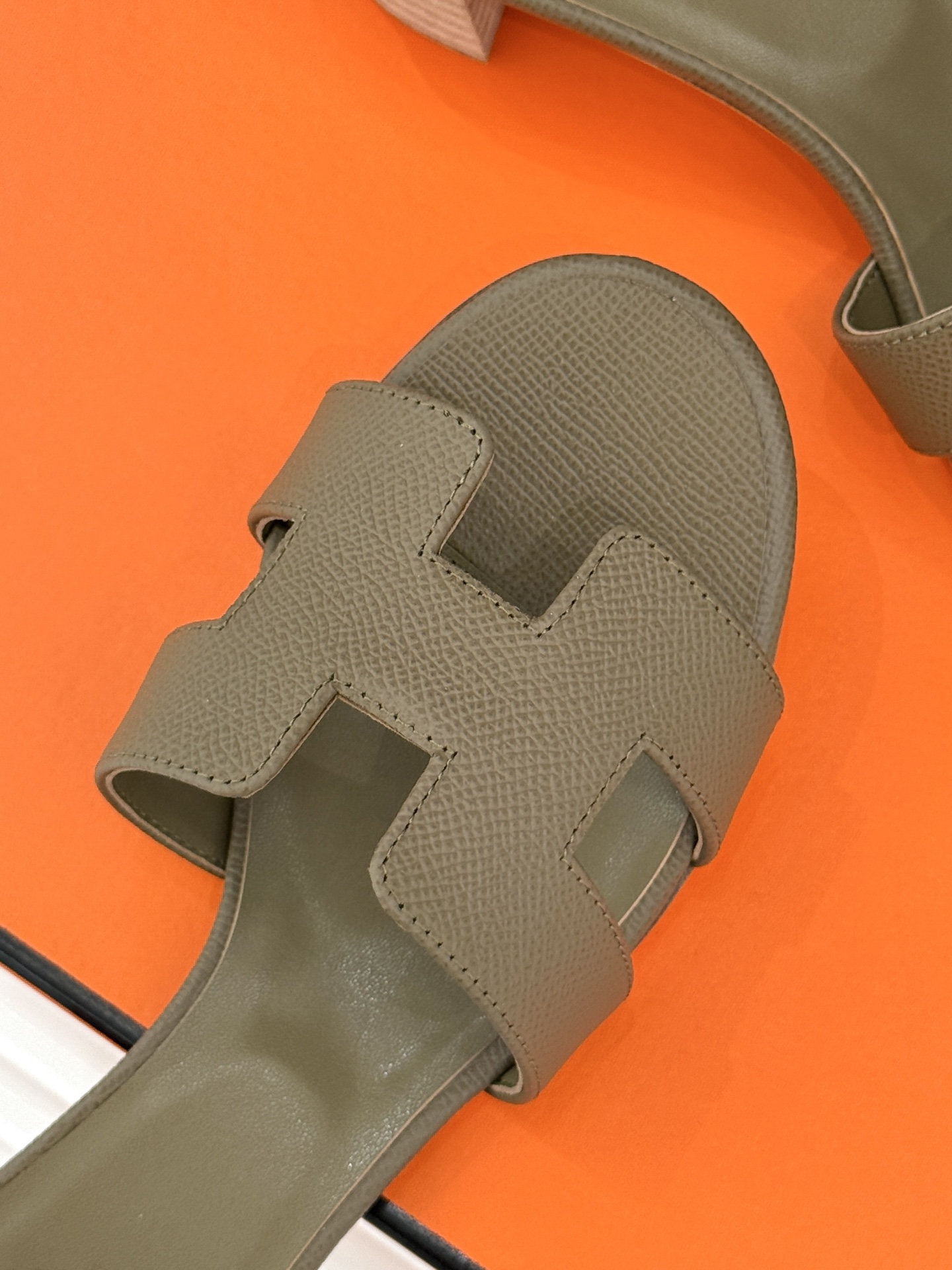
Hermès/爱马仕经典H平底拖鞋
经典H拖 H家的拖鞋一直是拖鞋的代表款
依旧是经典的H造型 
鞋面