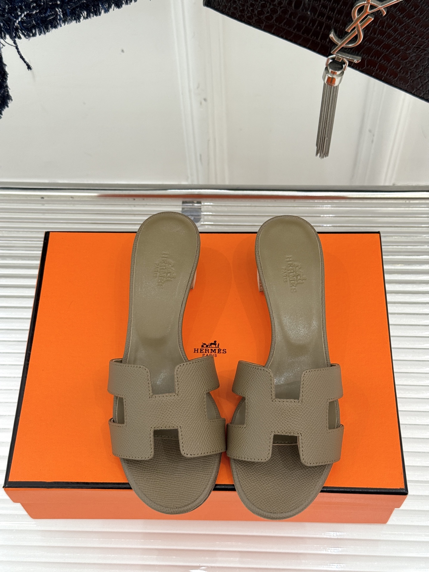 
Hermès/爱马仕经典H平底拖鞋
经典H拖 H家的拖鞋一直是拖鞋的代表款
依旧是经典的H造型 
鞋面