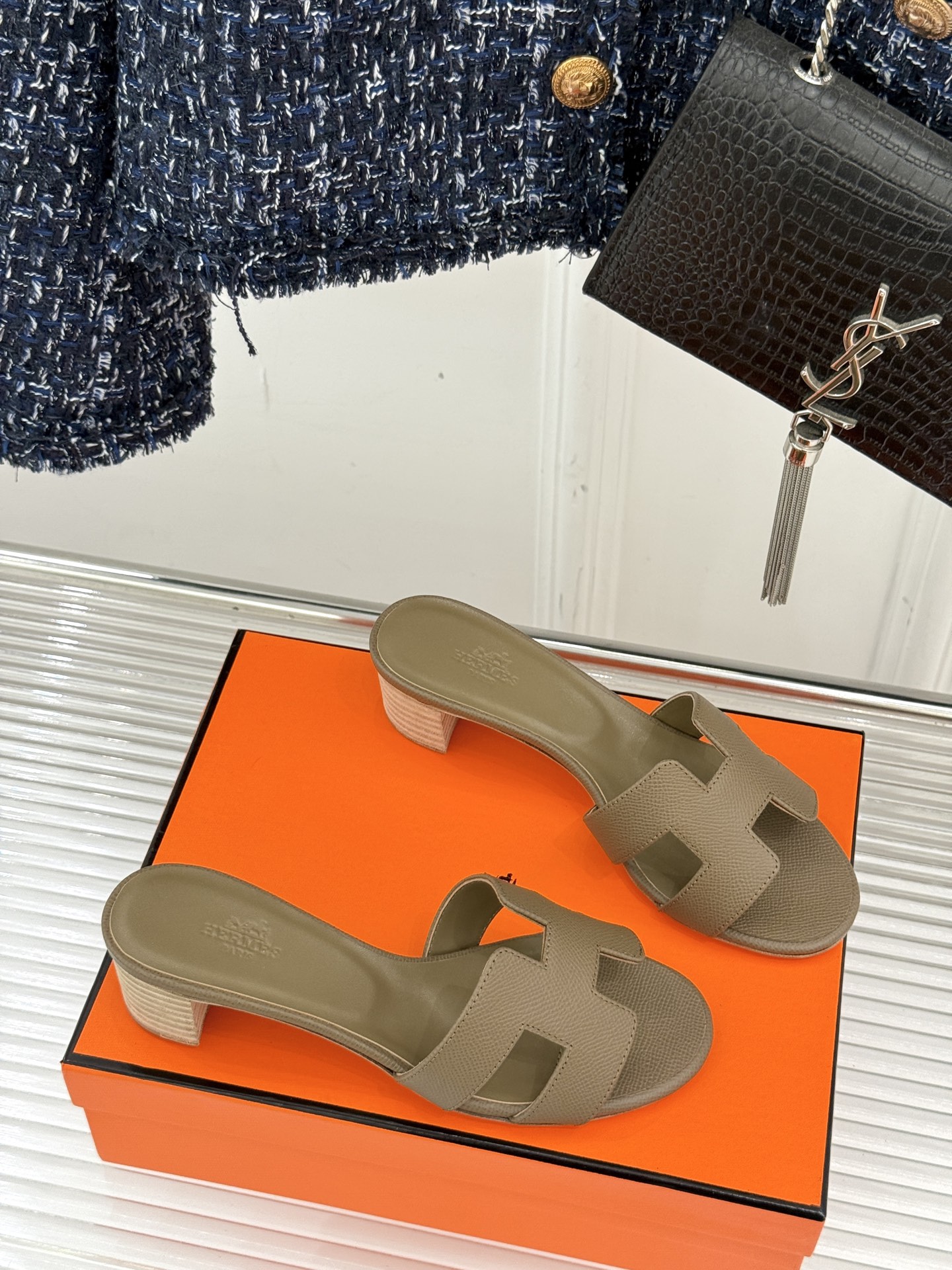 
Hermès/爱马仕经典H平底拖鞋
经典H拖 H家的拖鞋一直是拖鞋的代表款
依旧是经典的H造型 
鞋面