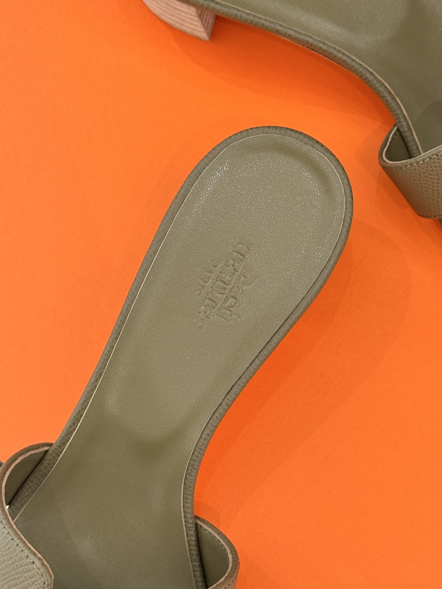 
Hermès/爱马仕经典H平底拖鞋
经典H拖 H家的拖鞋一直是拖鞋的代表款
依旧是经典的H造型 
鞋面