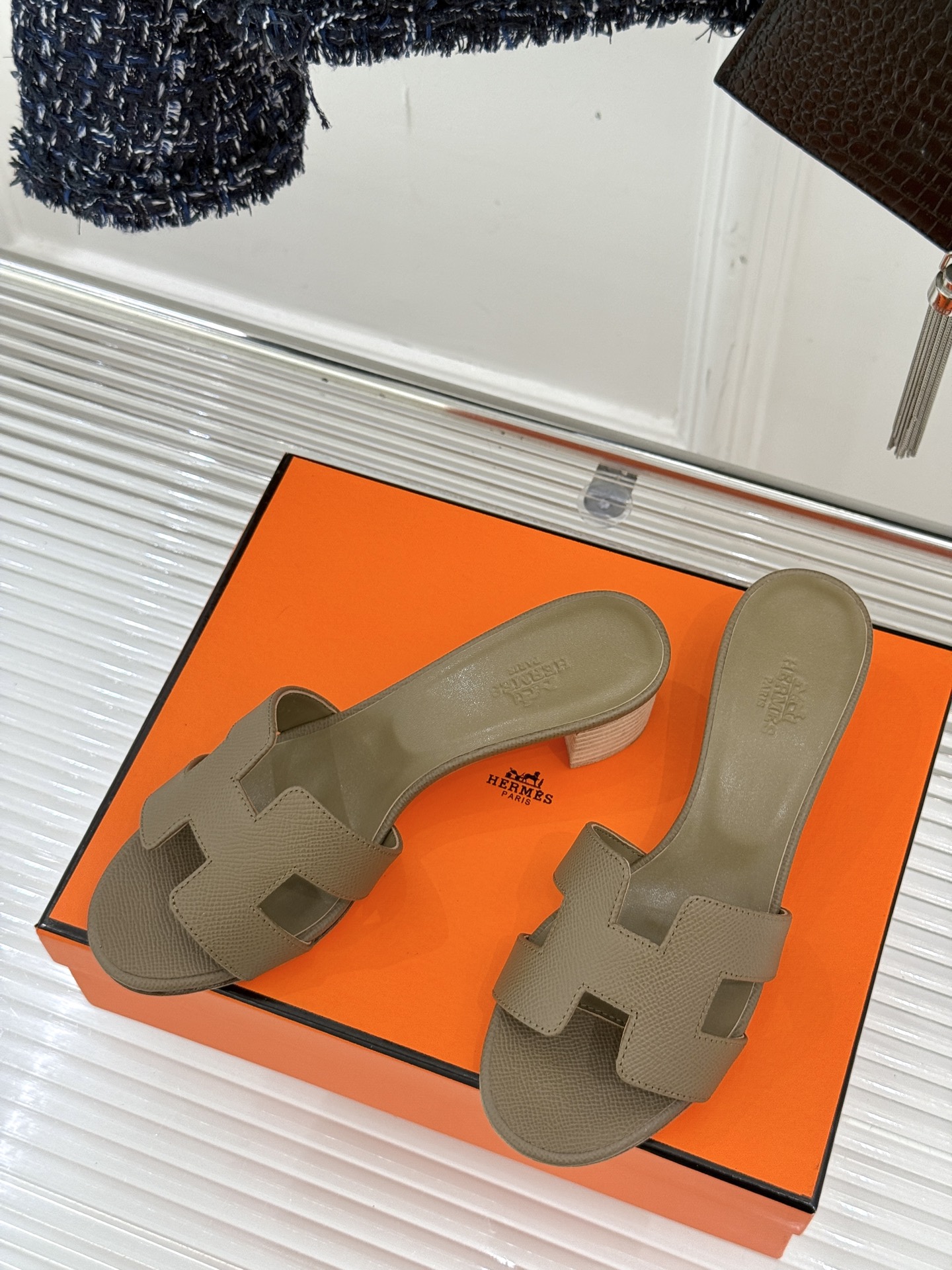 
Hermès/爱马仕经典H平底拖鞋
经典H拖 H家的拖鞋一直是拖鞋的代表款
依旧是经典的H造型 
鞋面