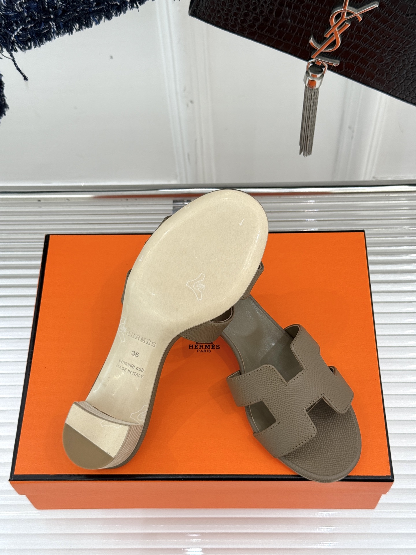 
Hermès/爱马仕经典H平底拖鞋
经典H拖 H家的拖鞋一直是拖鞋的代表款
依旧是经典的H造型 
鞋面