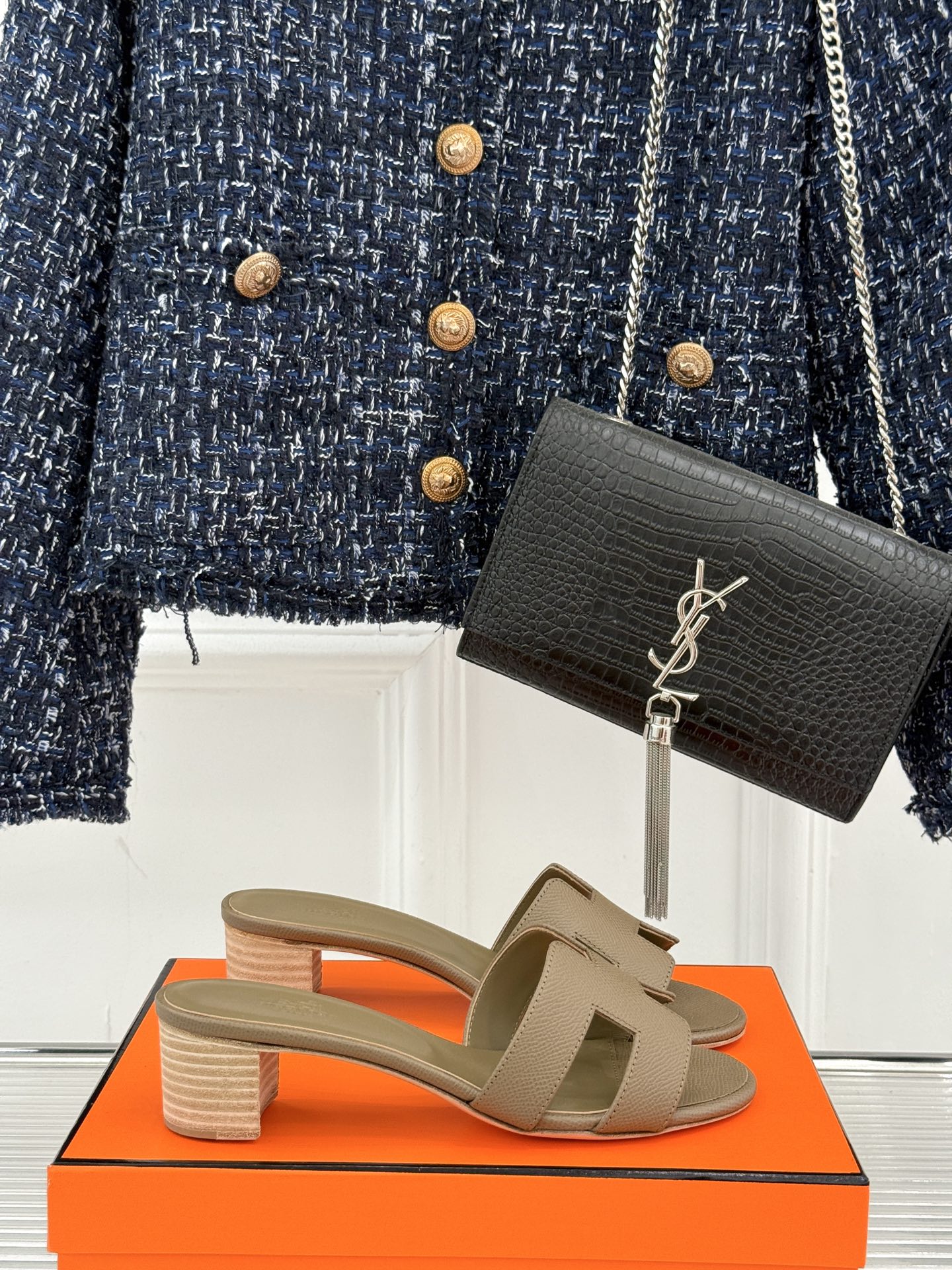 
Hermès/爱马仕经典H平底拖鞋
经典H拖 H家的拖鞋一直是拖鞋的代表款
依旧是经典的H造型 
鞋面