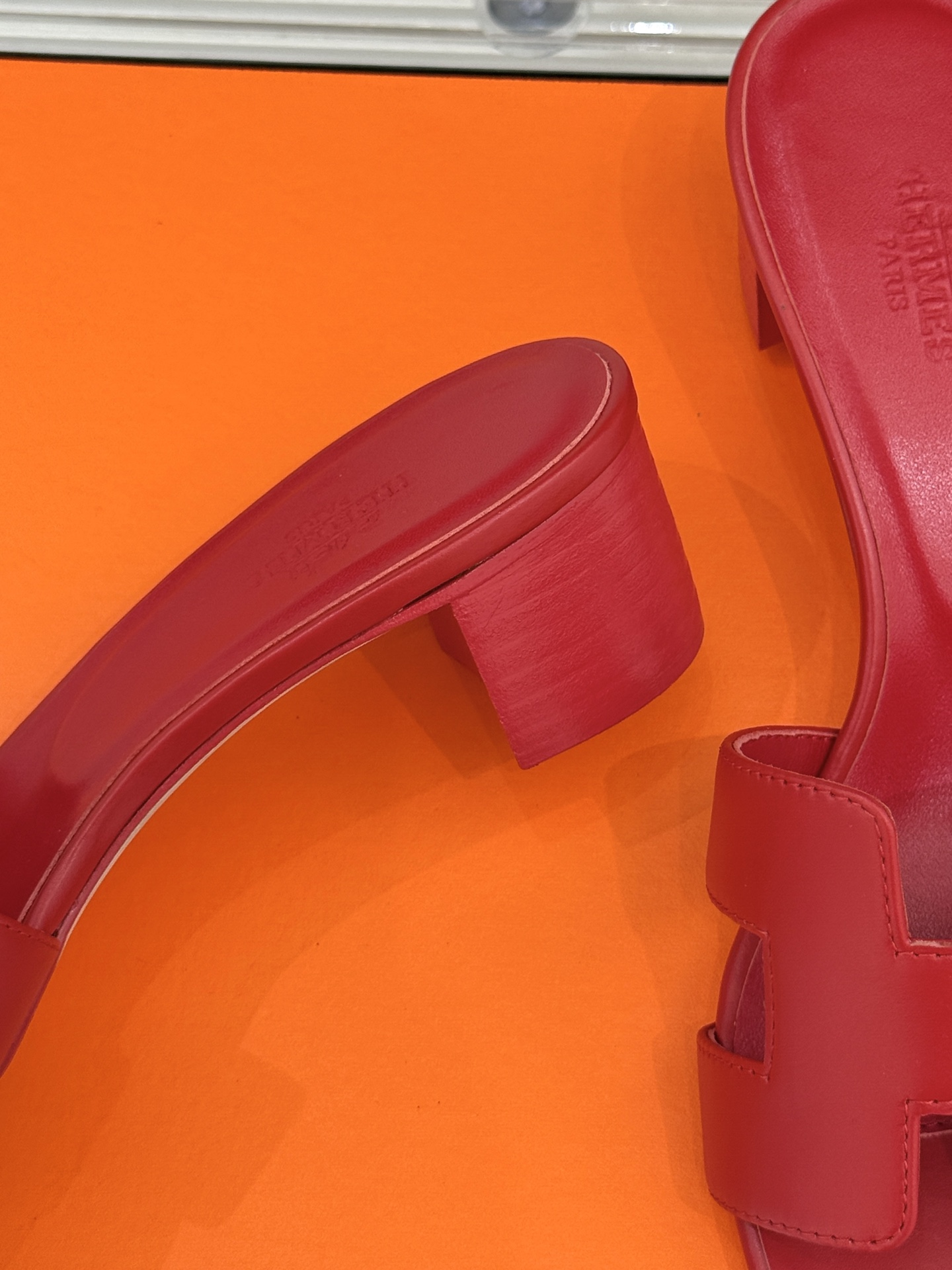 
Hermès/爱马仕经典H平底拖鞋
经典H拖 H家的拖鞋一直是拖鞋的代表款
依旧是经典的H造型 
鞋面