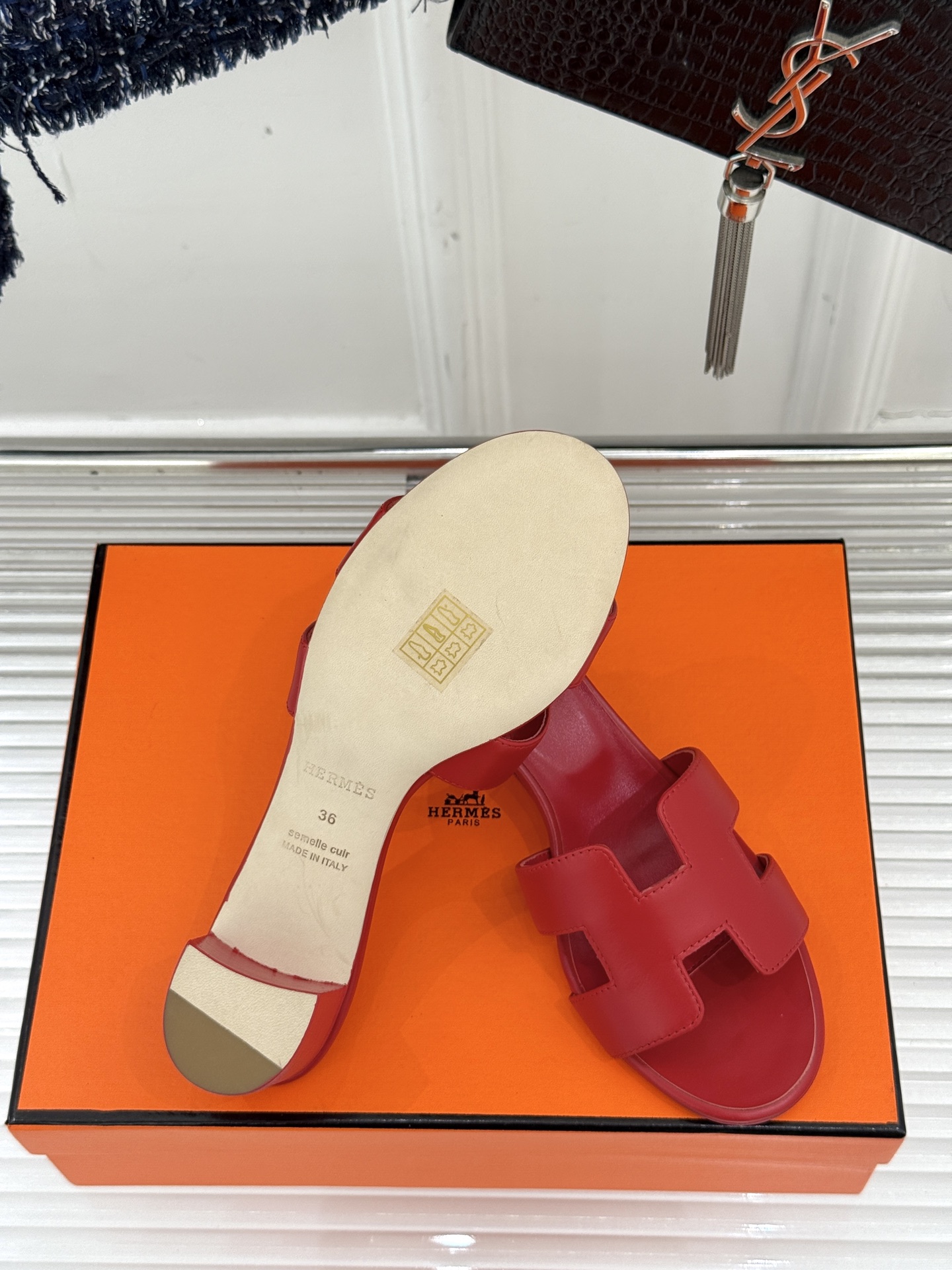 
Hermès/爱马仕经典H平底拖鞋
经典H拖 H家的拖鞋一直是拖鞋的代表款
依旧是经典的H造型 
鞋面