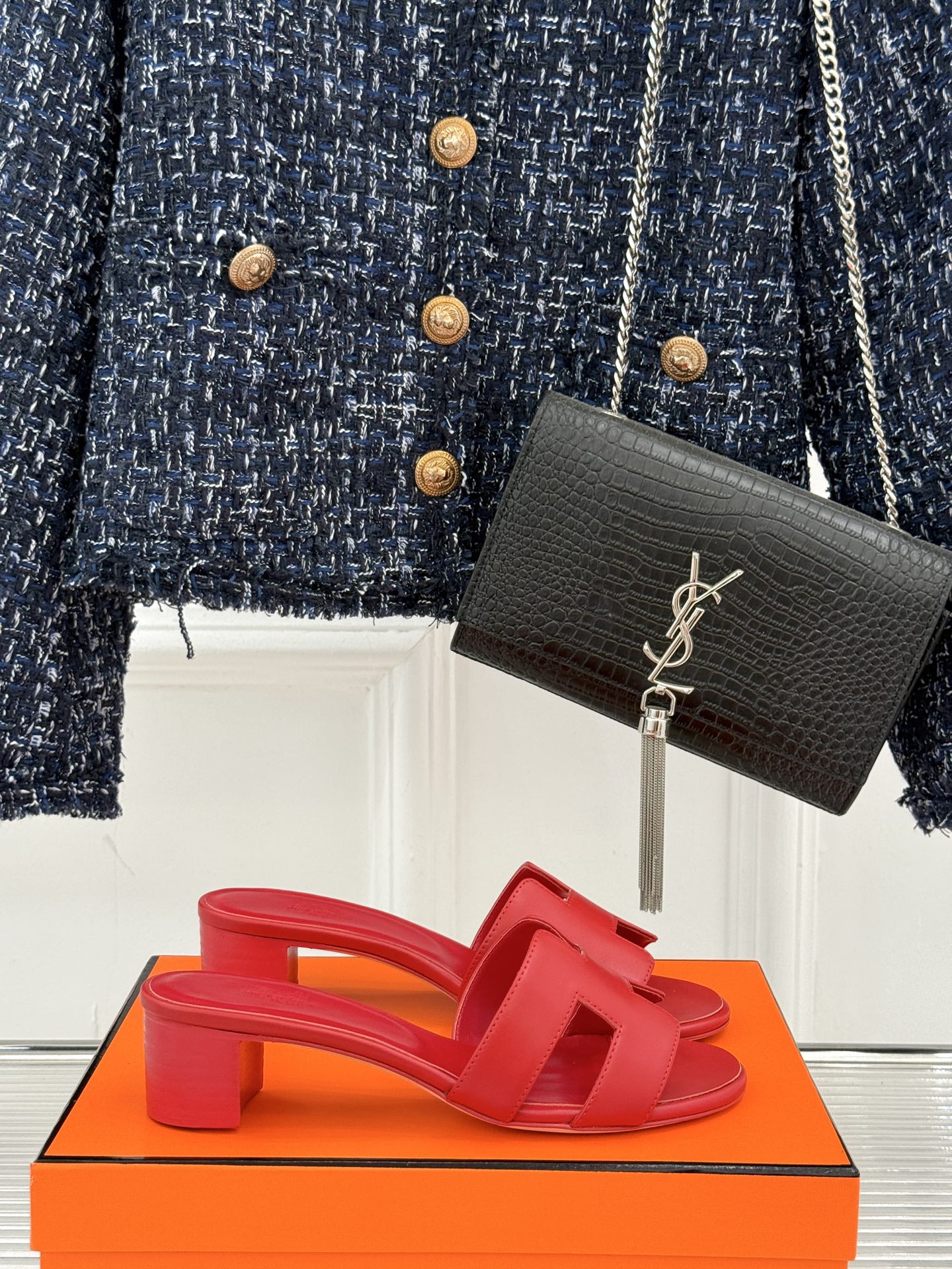 
Hermès/爱马仕经典H平底拖鞋
经典H拖 H家的拖鞋一直是拖鞋的代表款
依旧是经典的H造型 
鞋面