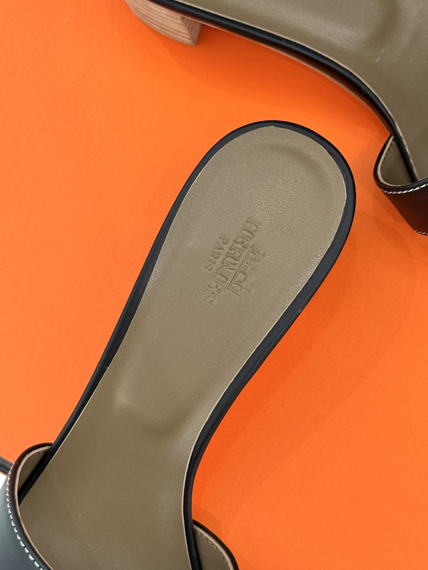 
Hermès/爱马仕经典H平底拖鞋
经典H拖 H家的拖鞋一直是拖鞋的代表款
依旧是经典的H造型 
鞋面