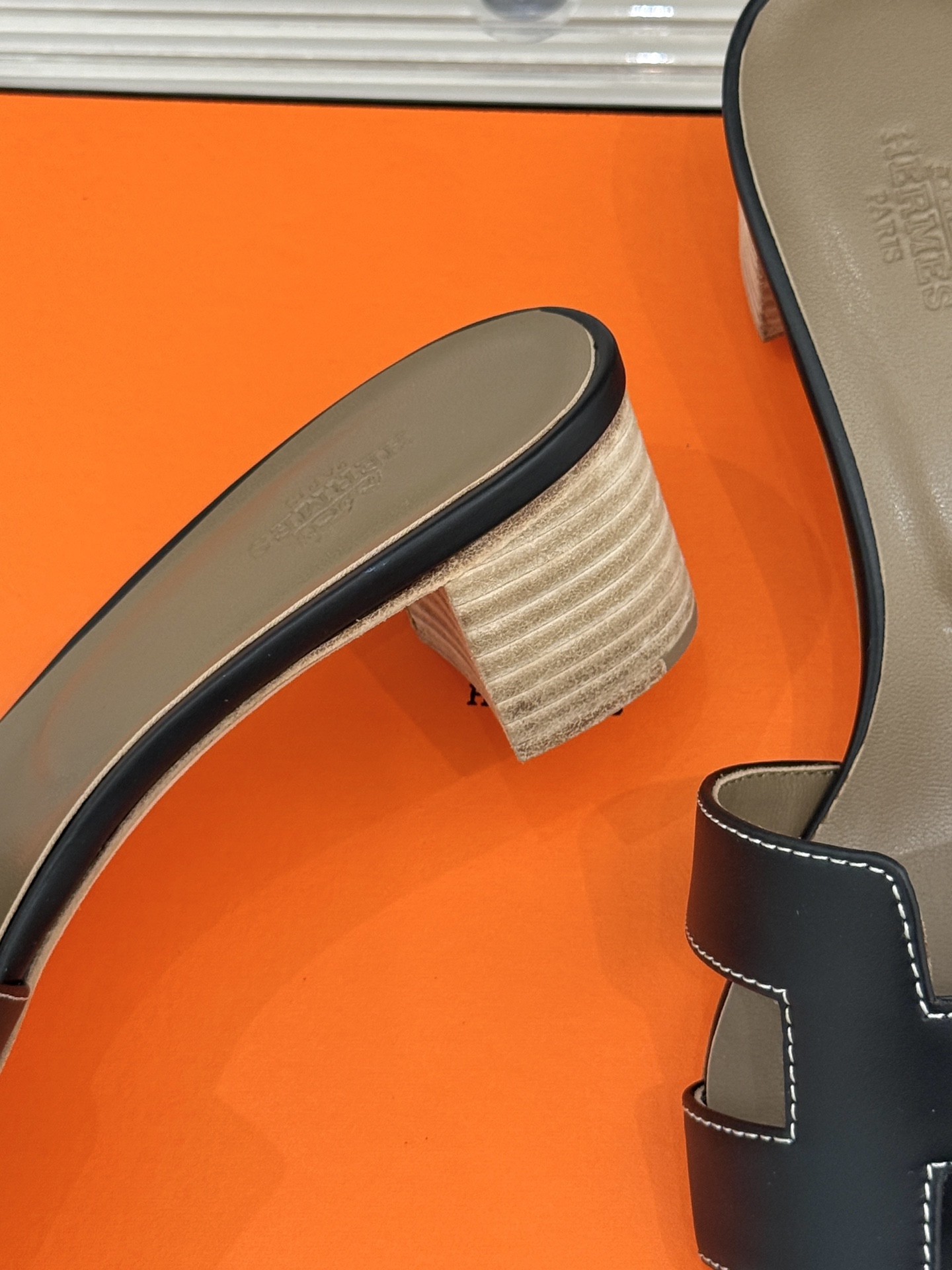 
Hermès/爱马仕经典H平底拖鞋
经典H拖 H家的拖鞋一直是拖鞋的代表款
依旧是经典的H造型 
鞋面