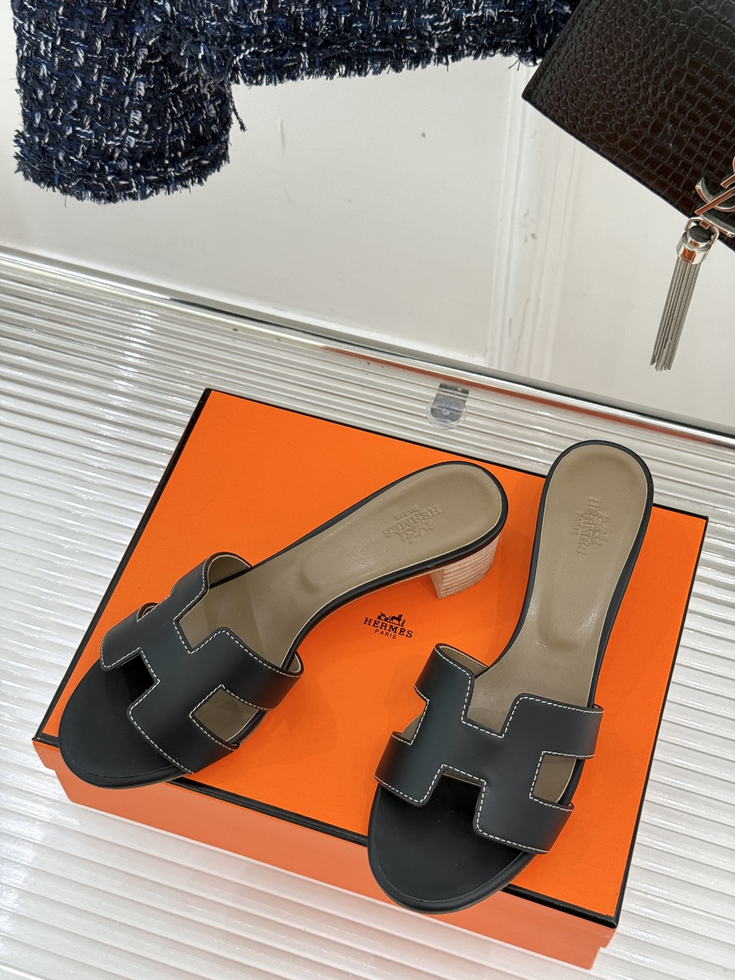
Hermès/爱马仕经典H平底拖鞋
经典H拖 H家的拖鞋一直是拖鞋的代表款
依旧是经典的H造型 
鞋面