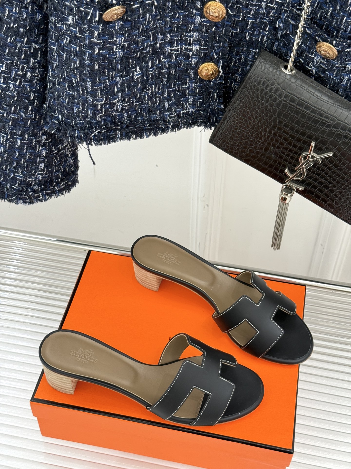 
Hermès/爱马仕经典H平底拖鞋
经典H拖 H家的拖鞋一直是拖鞋的代表款
依旧是经典的H造型 
鞋面