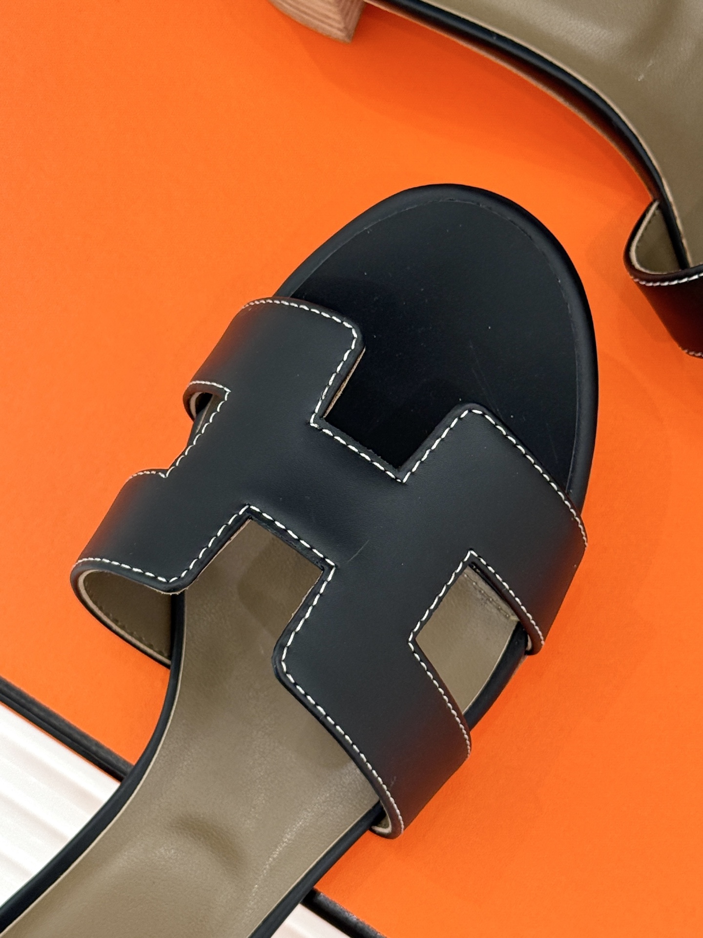 
Hermès/爱马仕经典H平底拖鞋
经典H拖 H家的拖鞋一直是拖鞋的代表款
依旧是经典的H造型 
鞋面
