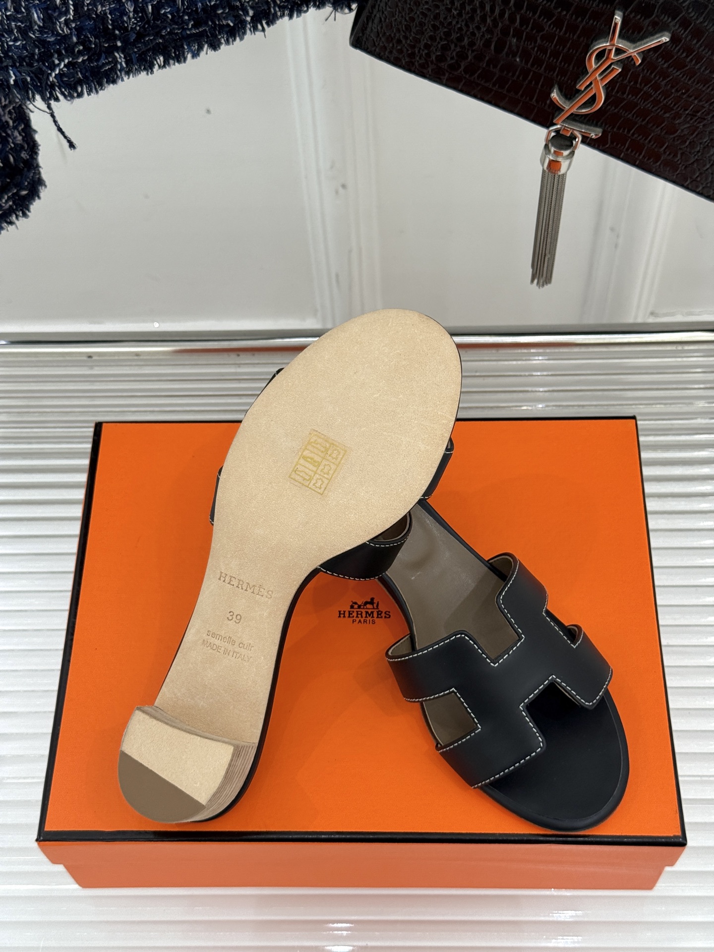 
Hermès/爱马仕经典H平底拖鞋
经典H拖 H家的拖鞋一直是拖鞋的代表款
依旧是经典的H造型 
鞋面