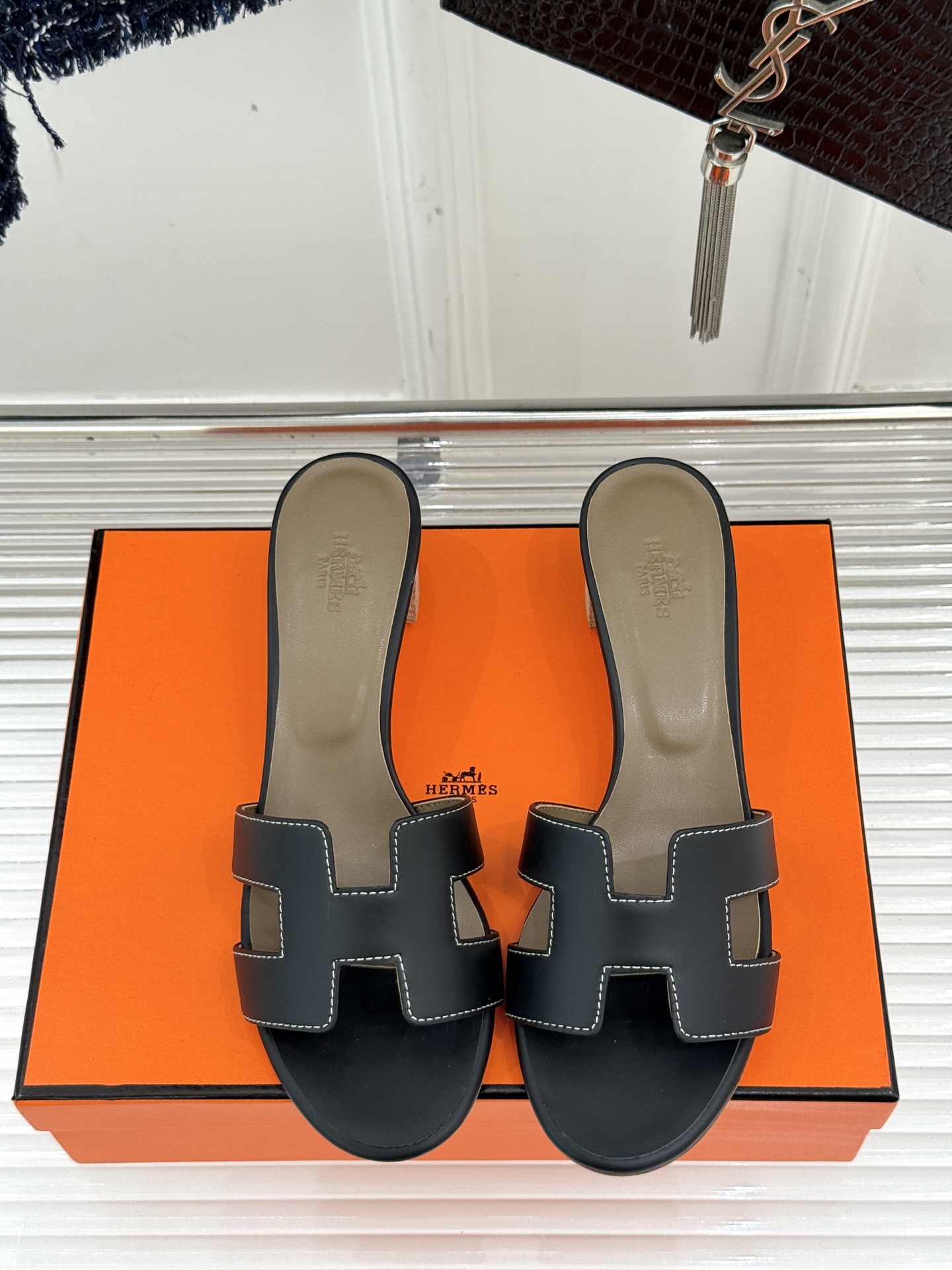 
Hermès/爱马仕经典H平底拖鞋
经典H拖 H家的拖鞋一直是拖鞋的代表款
依旧是经典的H造型 
鞋面