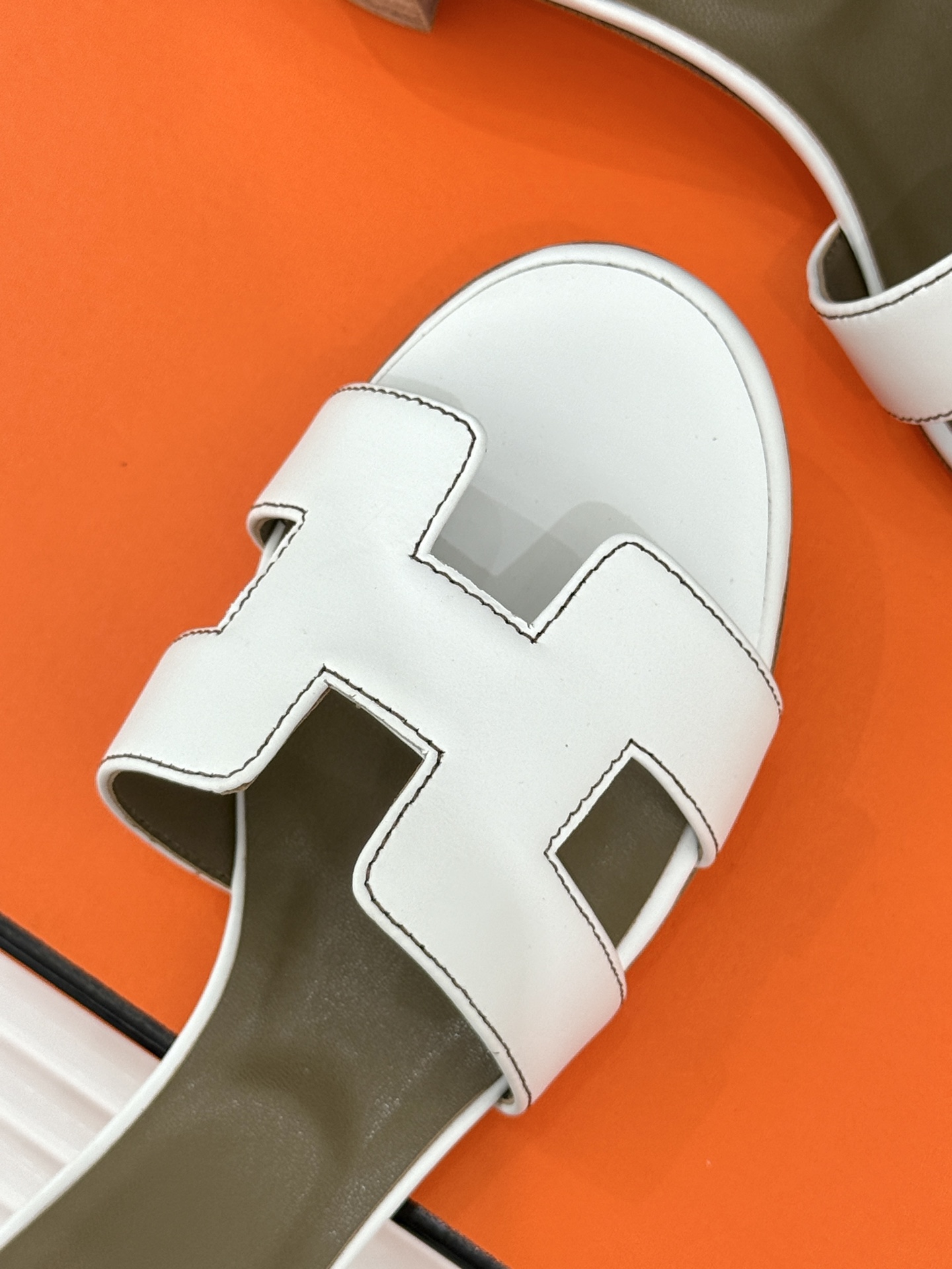 
Hermès/爱马仕经典H平底拖鞋
经典H拖 H家的拖鞋一直是拖鞋的代表款
依旧是经典的H造型 
鞋面