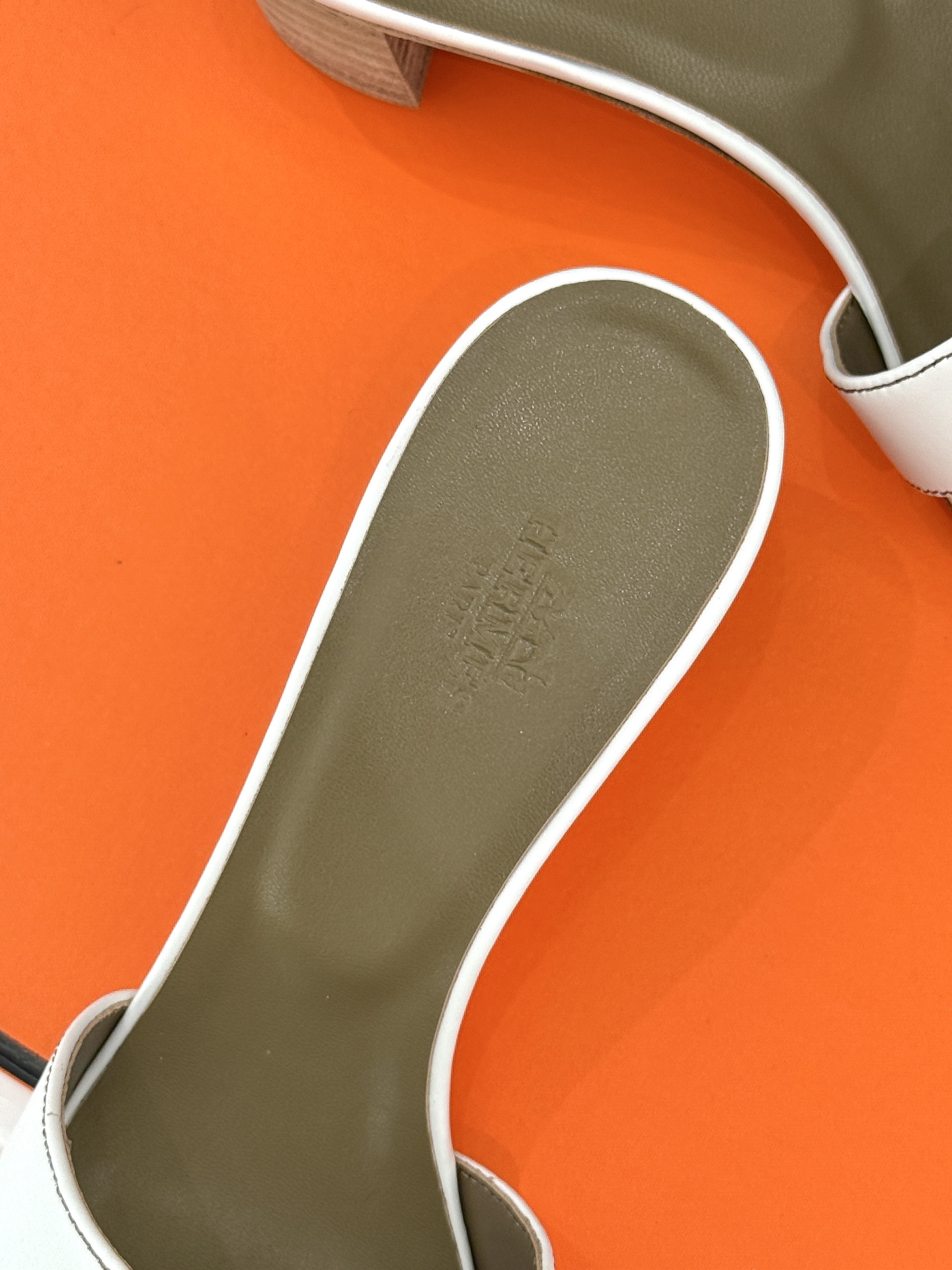 
Hermès/爱马仕经典H平底拖鞋
经典H拖 H家的拖鞋一直是拖鞋的代表款
依旧是经典的H造型 
鞋面