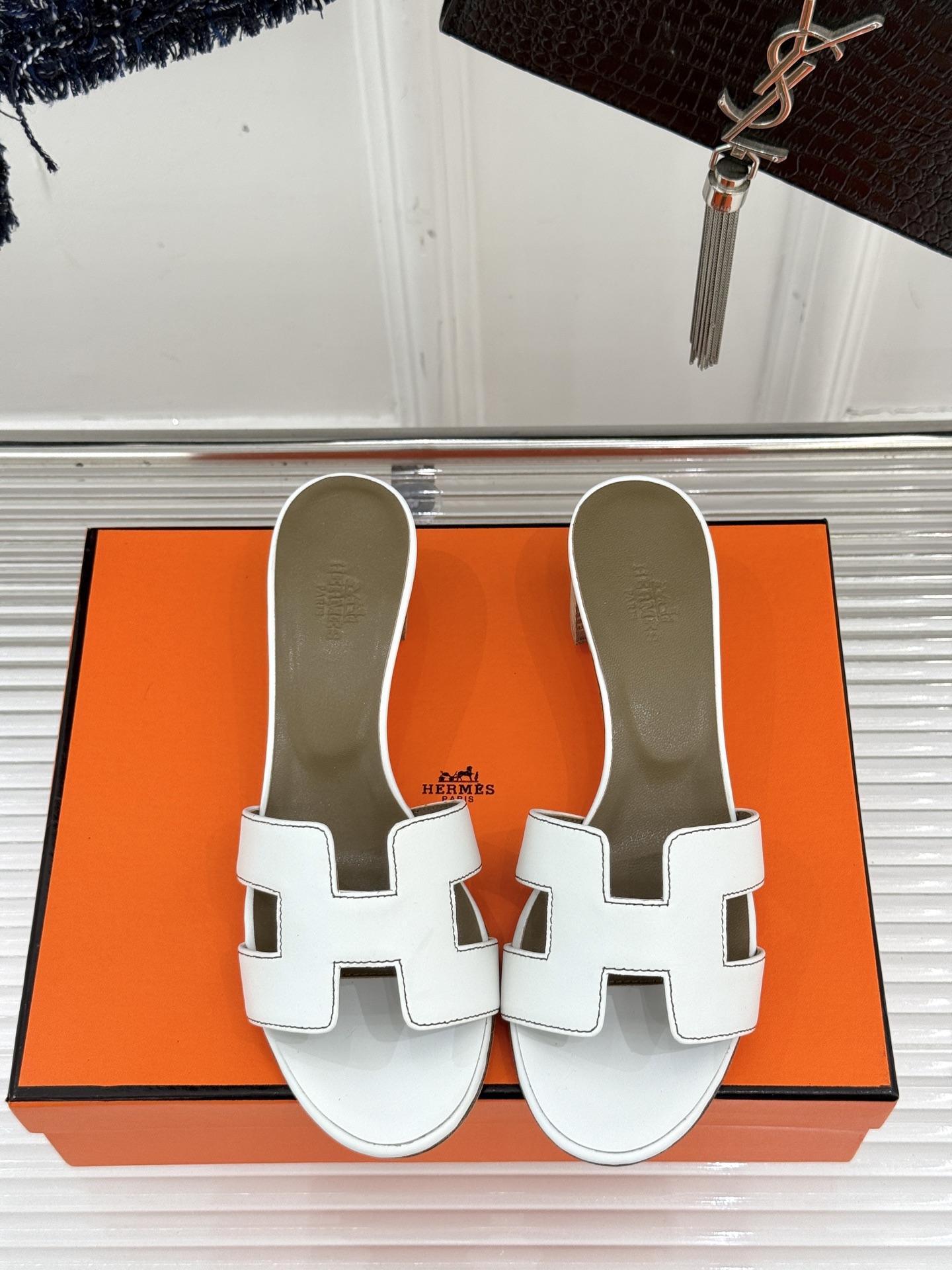 
Hermès/爱马仕经典H平底拖鞋
经典H拖 H家的拖鞋一直是拖鞋的代表款
依旧是经典的H造型 
鞋面