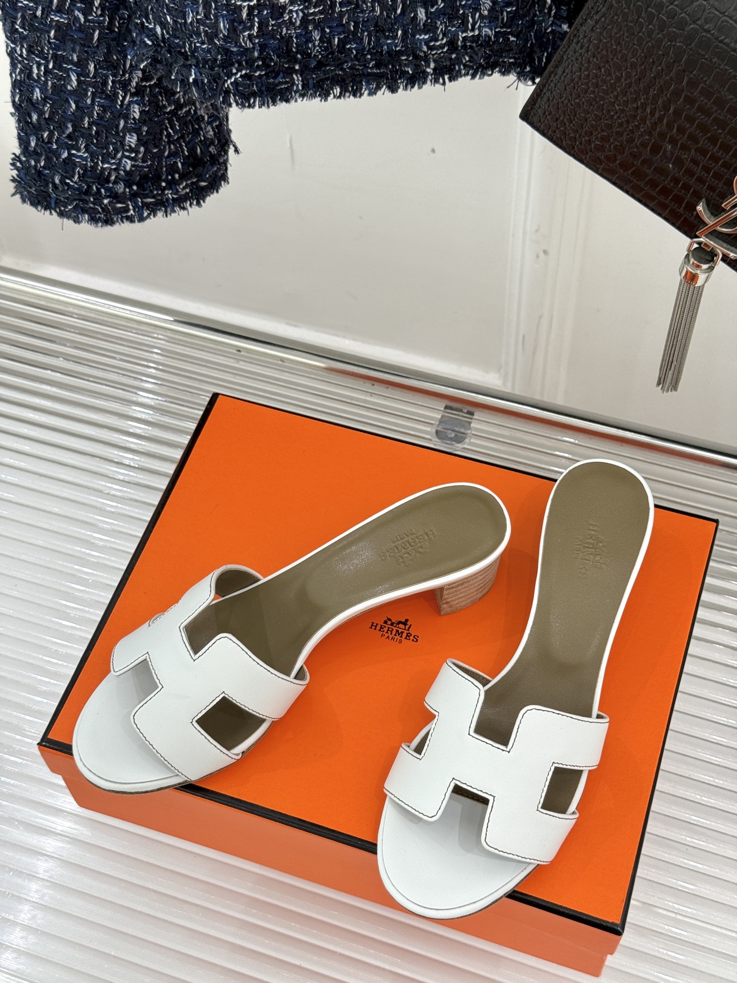 
Hermès/爱马仕经典H平底拖鞋
经典H拖 H家的拖鞋一直是拖鞋的代表款
依旧是经典的H造型 
鞋面