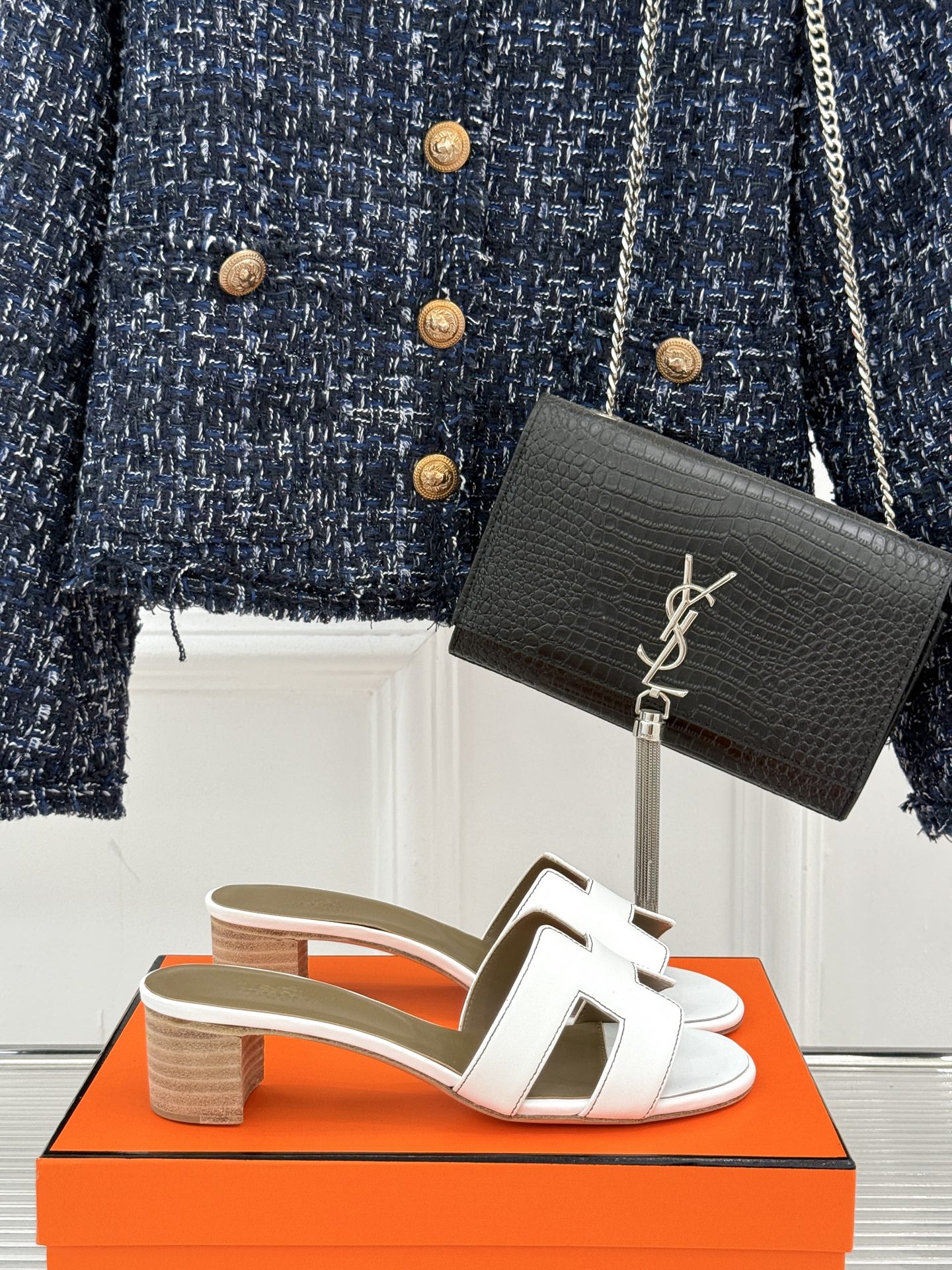 
Hermès/爱马仕经典H平底拖鞋
经典H拖 H家的拖鞋一直是拖鞋的代表款
依旧是经典的H造型 
鞋面