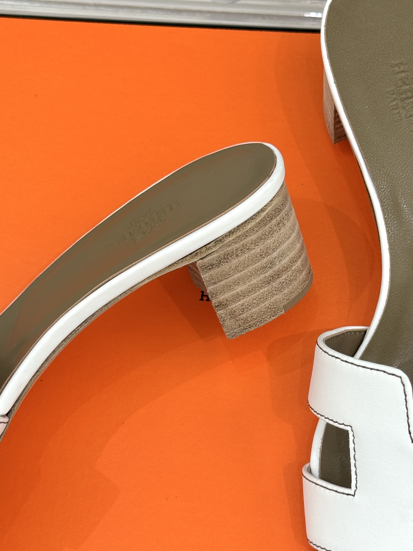 
Hermès/爱马仕经典H平底拖鞋
经典H拖 H家的拖鞋一直是拖鞋的代表款
依旧是经典的H造型 
鞋面